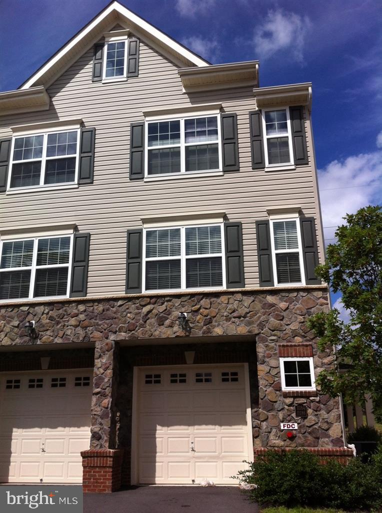 CHATSWORTH VILLAGE - Residential Lease