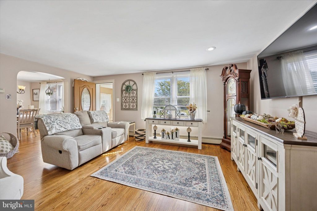 Photo of 730 Dutton Circle, SPRINGFIELD, PA 19064 (MLS # PADE2101840)