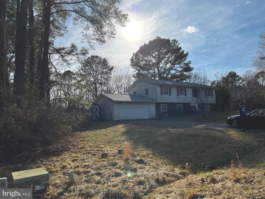 DISCOUNTED FORECLOSURE  OFFERING  IN GILLENS  GROVE.  THIS SPACIOUS 3/4 BR  1800 + SF SPLIT FOYER  PROPERTY SITTING ON  OVER 1/ 2 ACRES   IS PRICED TO SELL IN  AS  IS CONDITION AND AS AN ASSIGNMENT OF THE BANKS CONTRACT.  PROPERTY IN NEED OF FULL RENOVATION ,   
 SHORT TERM HARD MONEY FINANCING AVAILABLE TO INVESTORS ONLY WITH  15%  DOWN
ASSIGNMENT DOCUMENTS ATTACHED TO LISTING