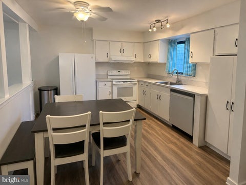 Photo of 302 Meadow Woods Ln, LAWRENCEVILLE, NJ 08648 (MLS # NJME2081058)