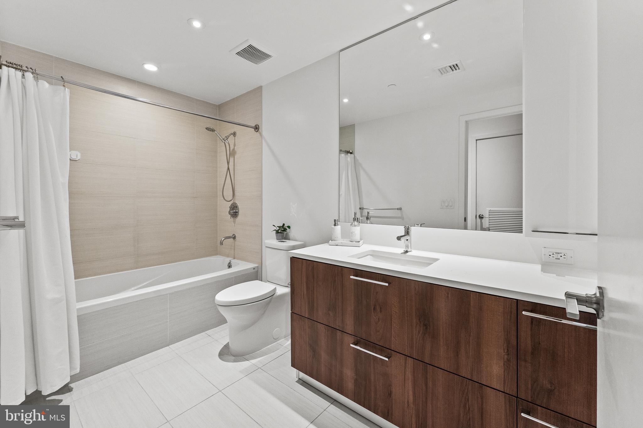 THE VERSE CONDO - Residential Lease