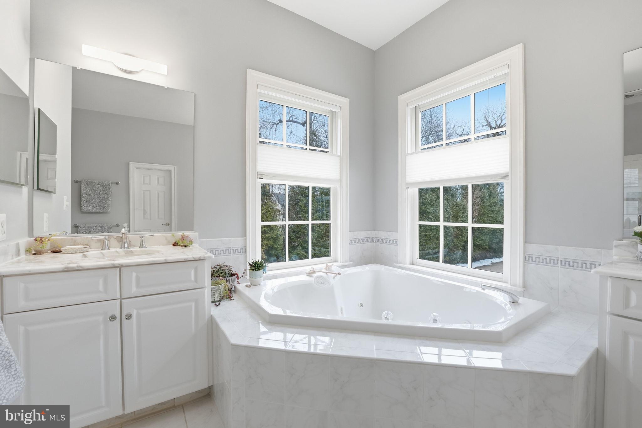 WILLIAMSBURG COMMONS - Residential