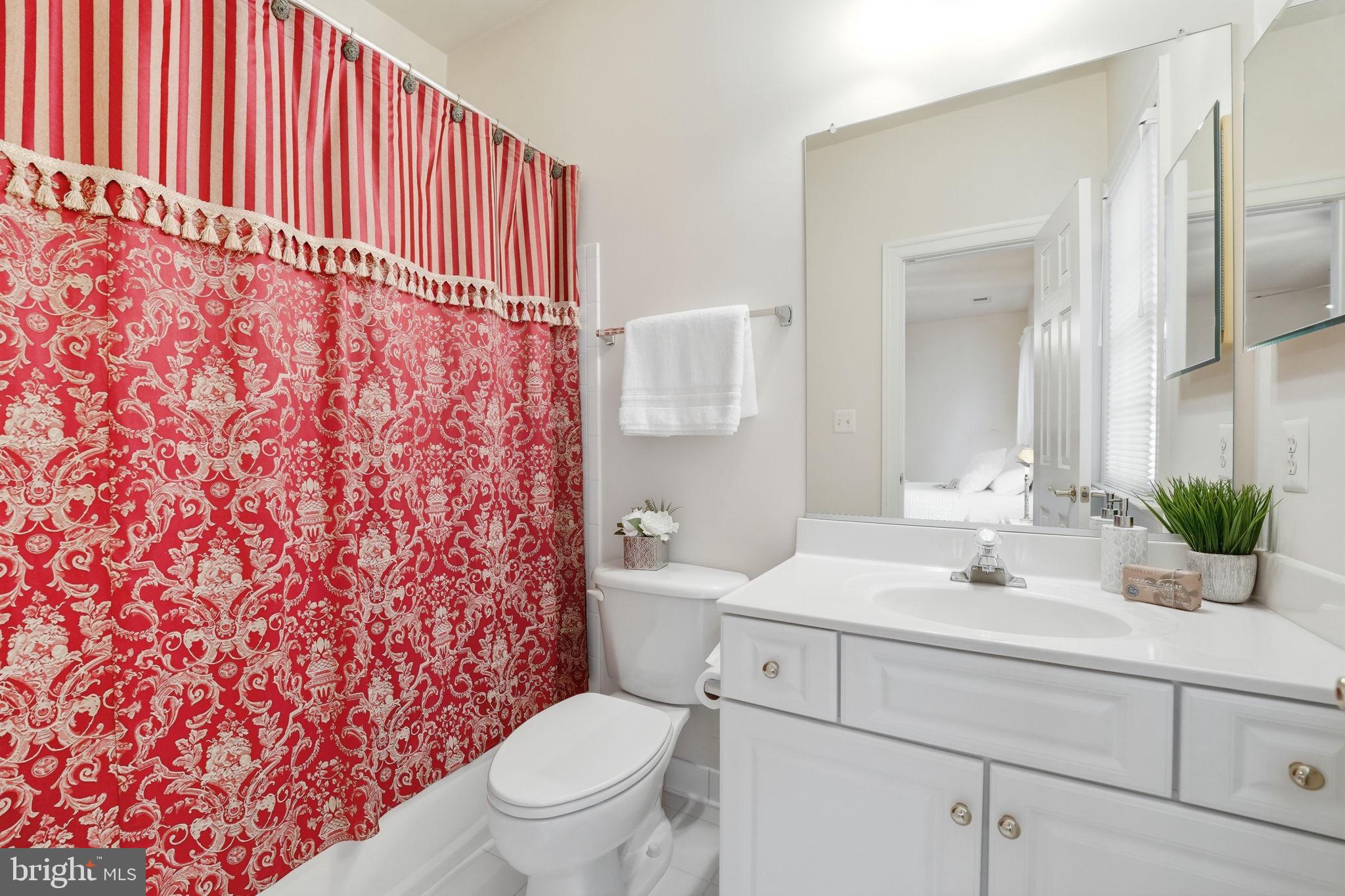 WILLIAMSBURG COMMONS - Residential