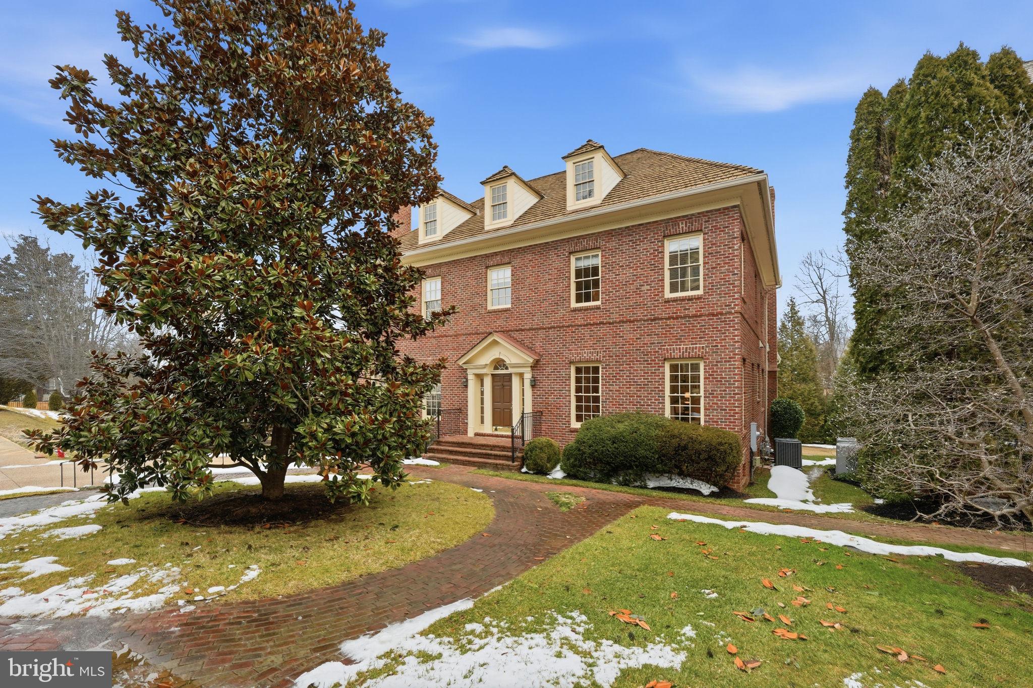 WILLIAMSBURG COMMONS - Residential