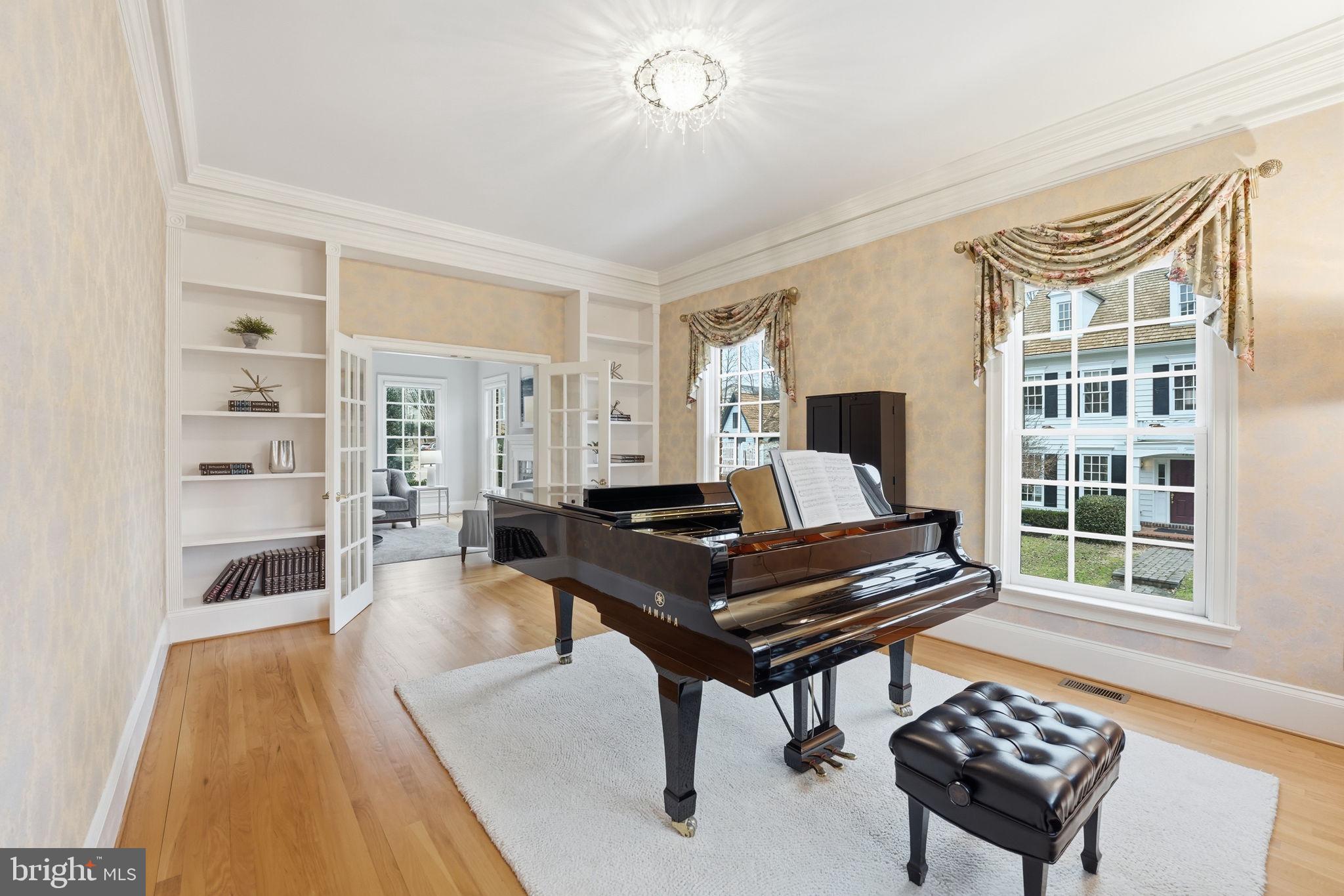 WILLIAMSBURG COMMONS - Residential