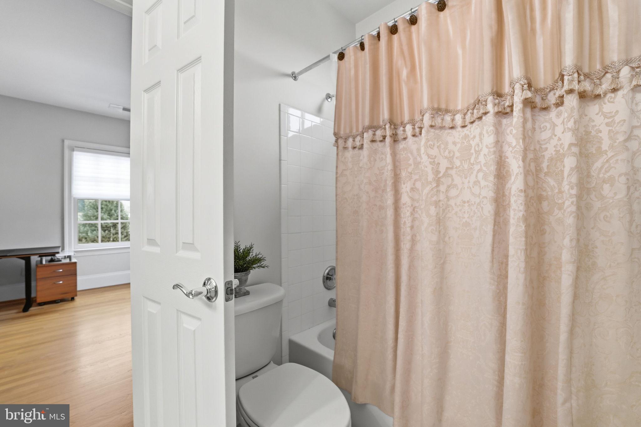 WILLIAMSBURG COMMONS - Residential