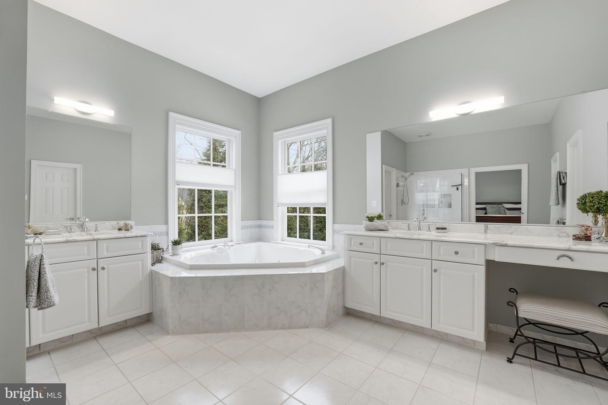 WILLIAMSBURG COMMONS - Residential