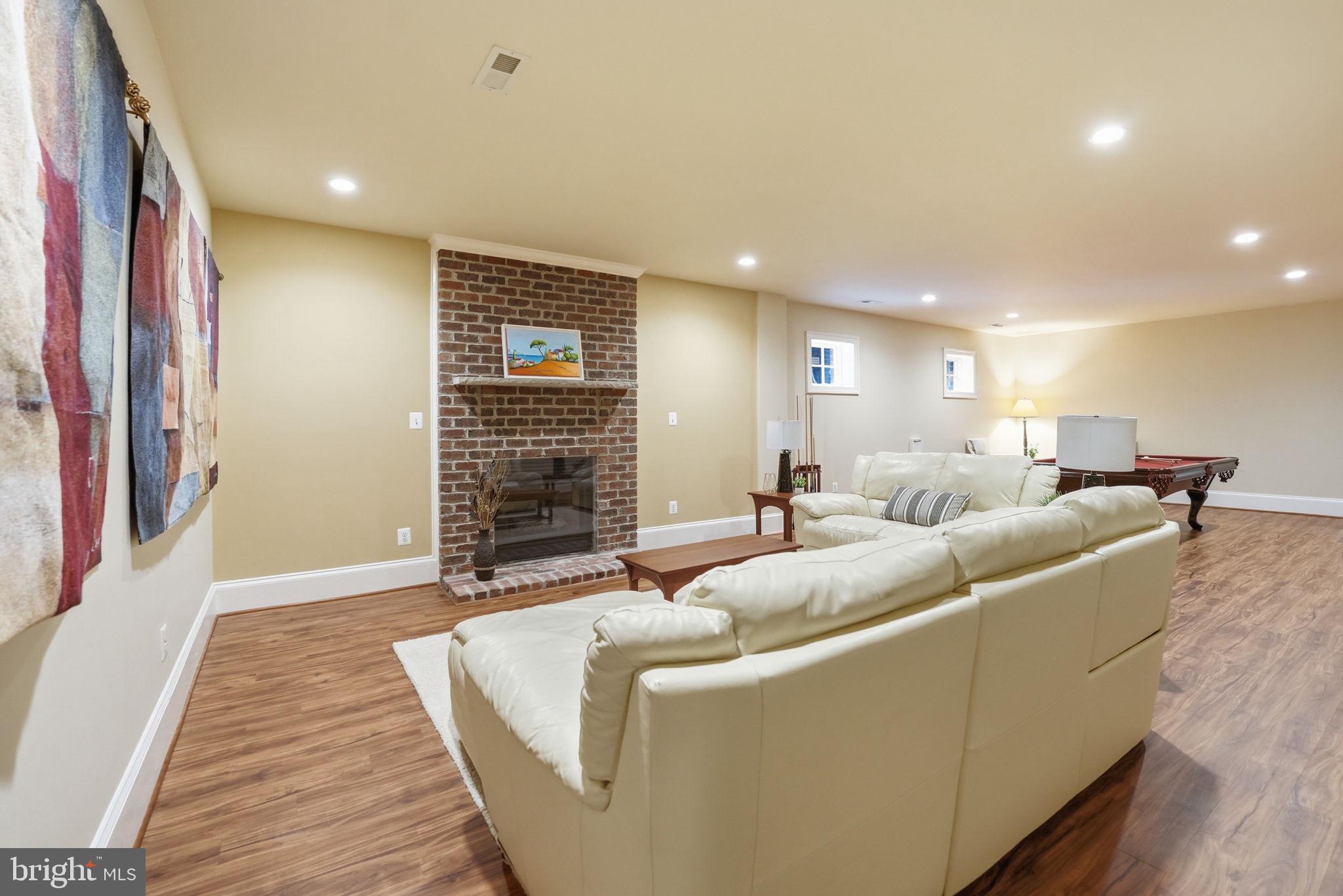 WILLIAMSBURG COMMONS - Residential