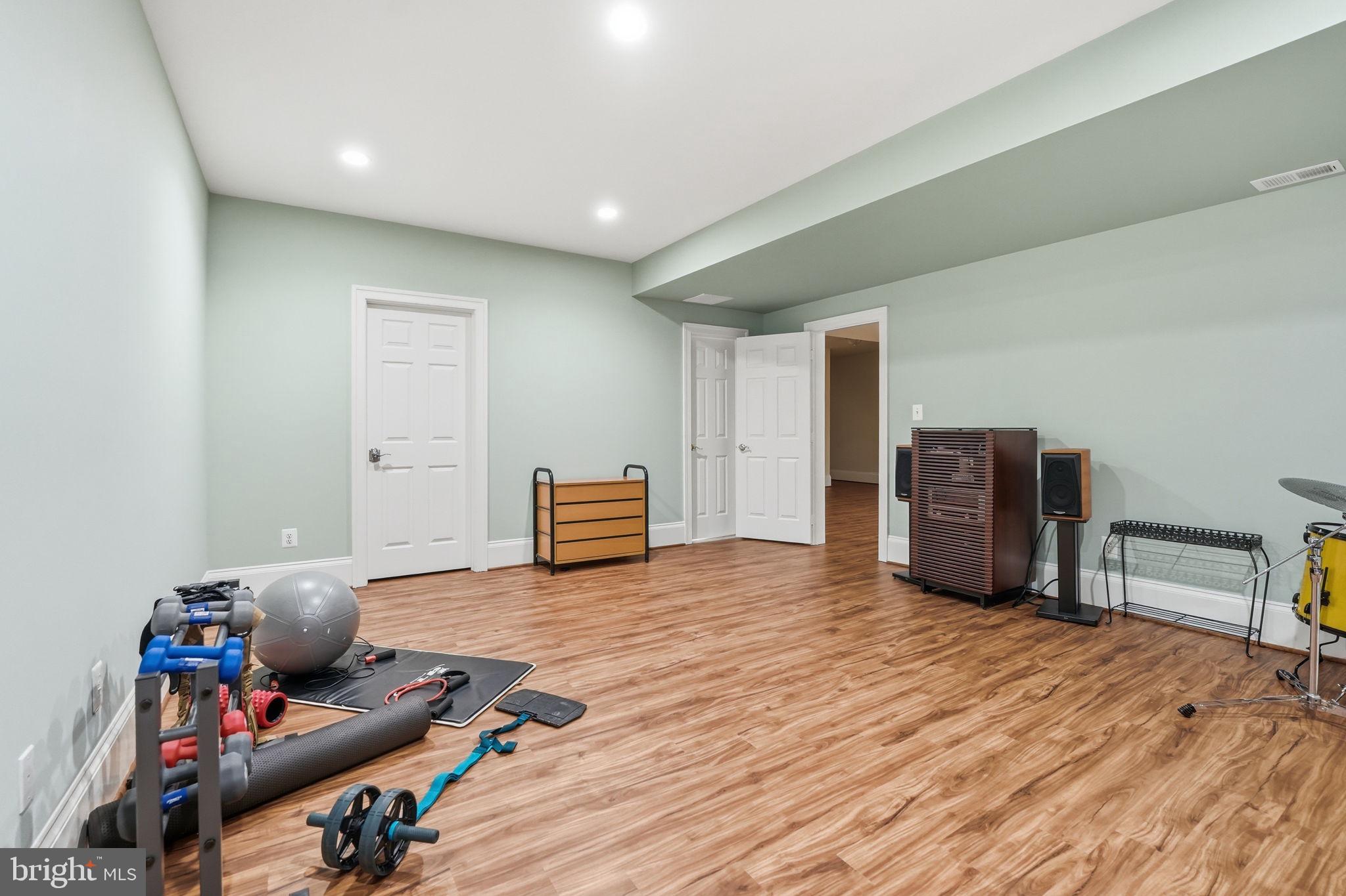 WILLIAMSBURG COMMONS - Residential