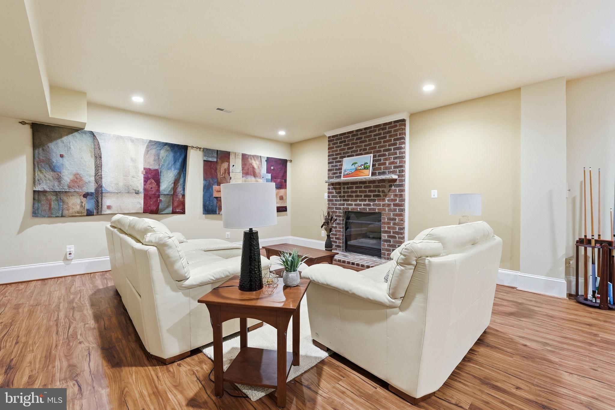 WILLIAMSBURG COMMONS - Residential