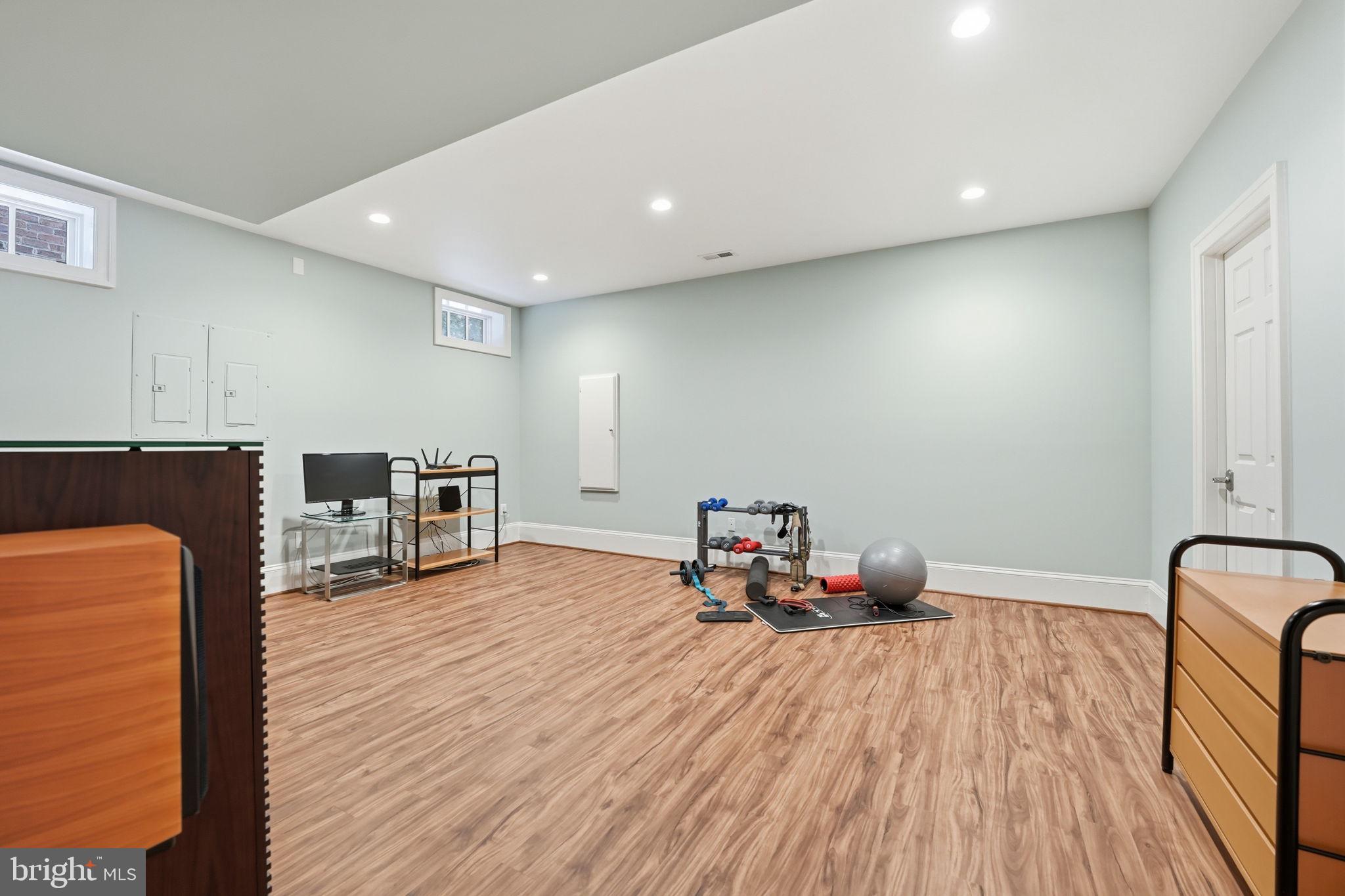 WILLIAMSBURG COMMONS - Residential