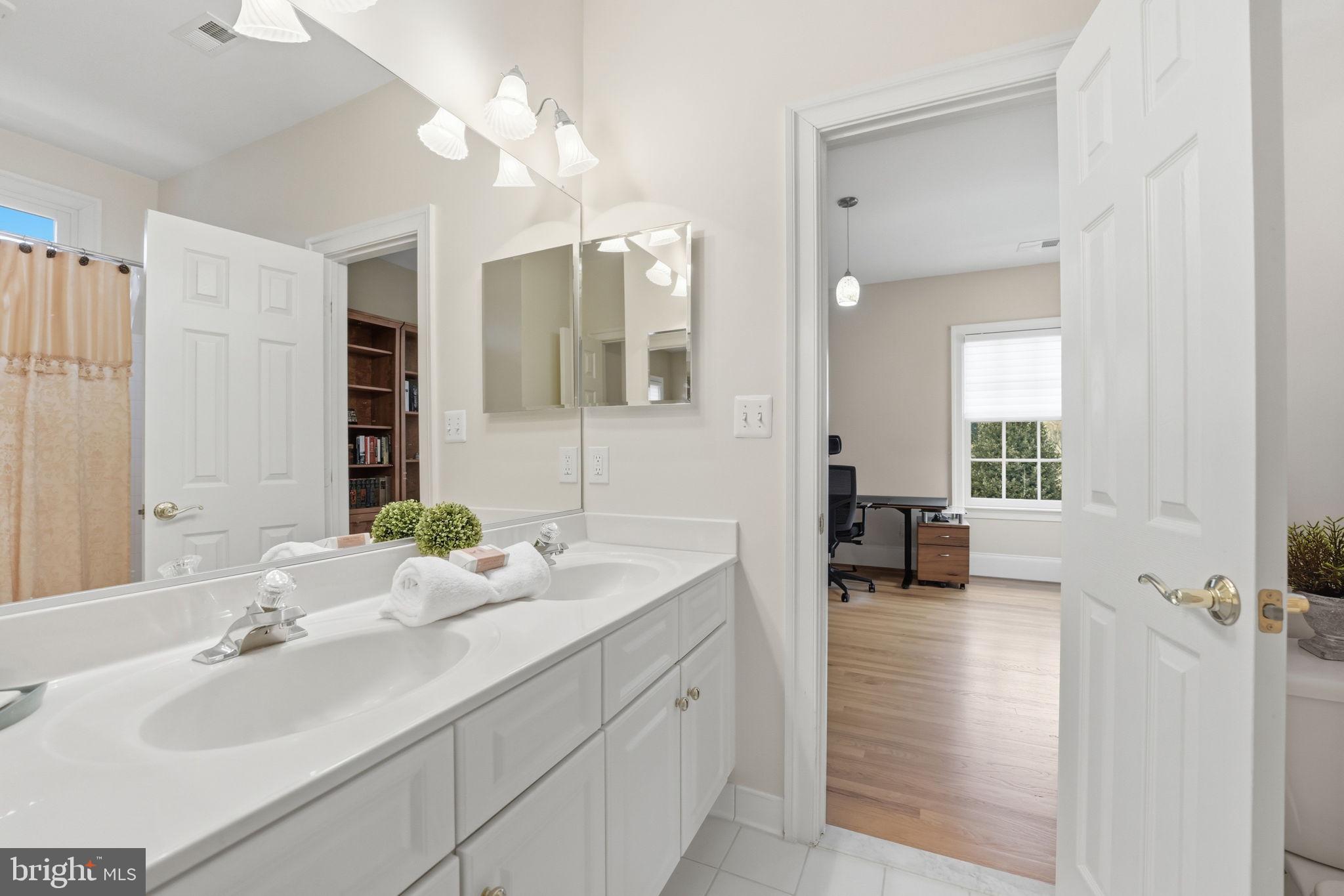 WILLIAMSBURG COMMONS - Residential