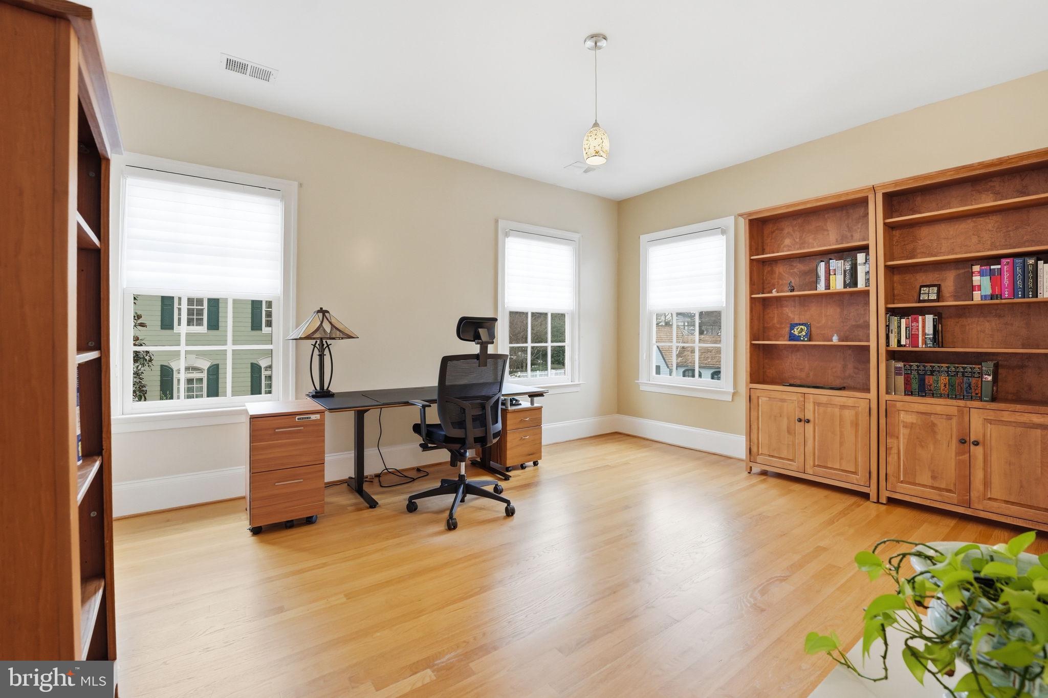 WILLIAMSBURG COMMONS - Residential