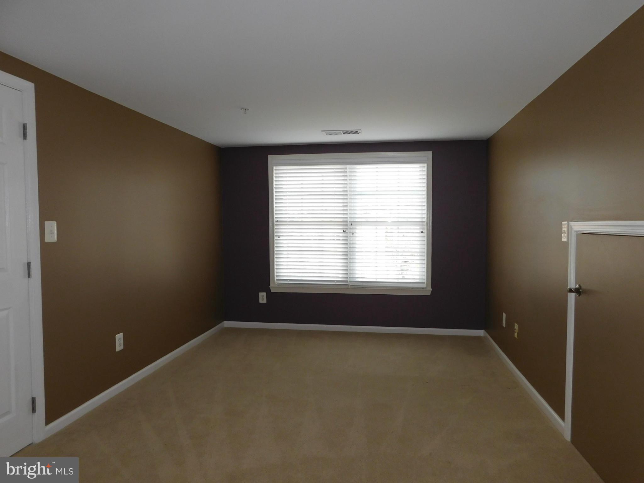 COURTHOUSE SQUARE - Residential Lease