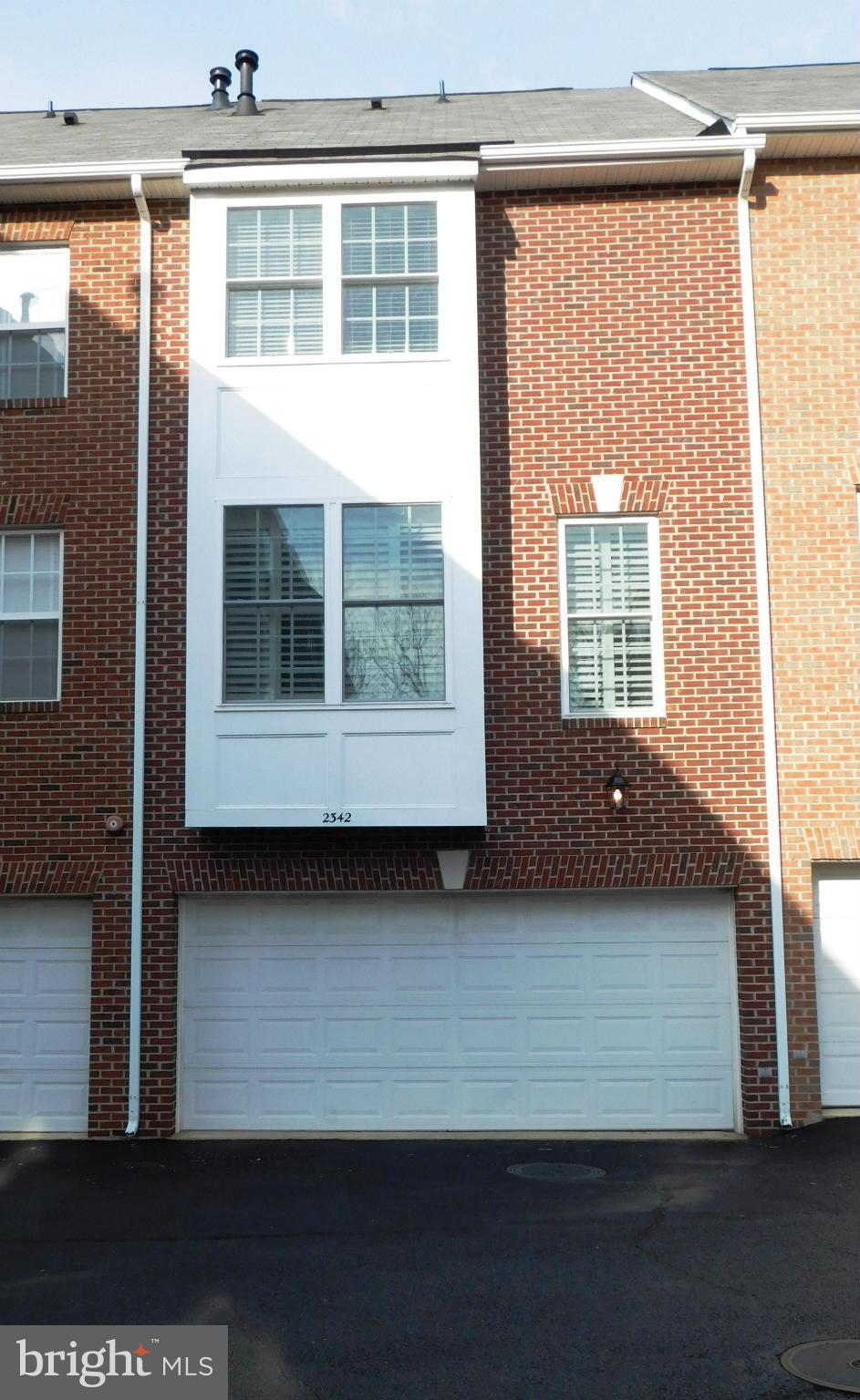 COURTHOUSE SQUARE - Residential Lease