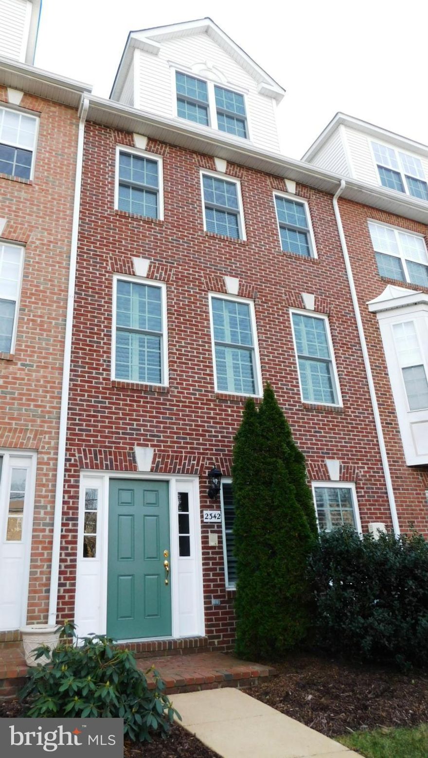 Beautifully updated four story garage townhouse walkable to Courthouse or Clarendon Metro.  Three bedrooms plus entry level den.  New appliances, granite counters, eat-in kitchen plus dining room, fireplace in living room, wood floors..  Bathrooms updated, windows replaced. Two zone HVAC, plantation shutters, installed Bose speaker system. No pets, no smokers, no more than two incomes to qualify.