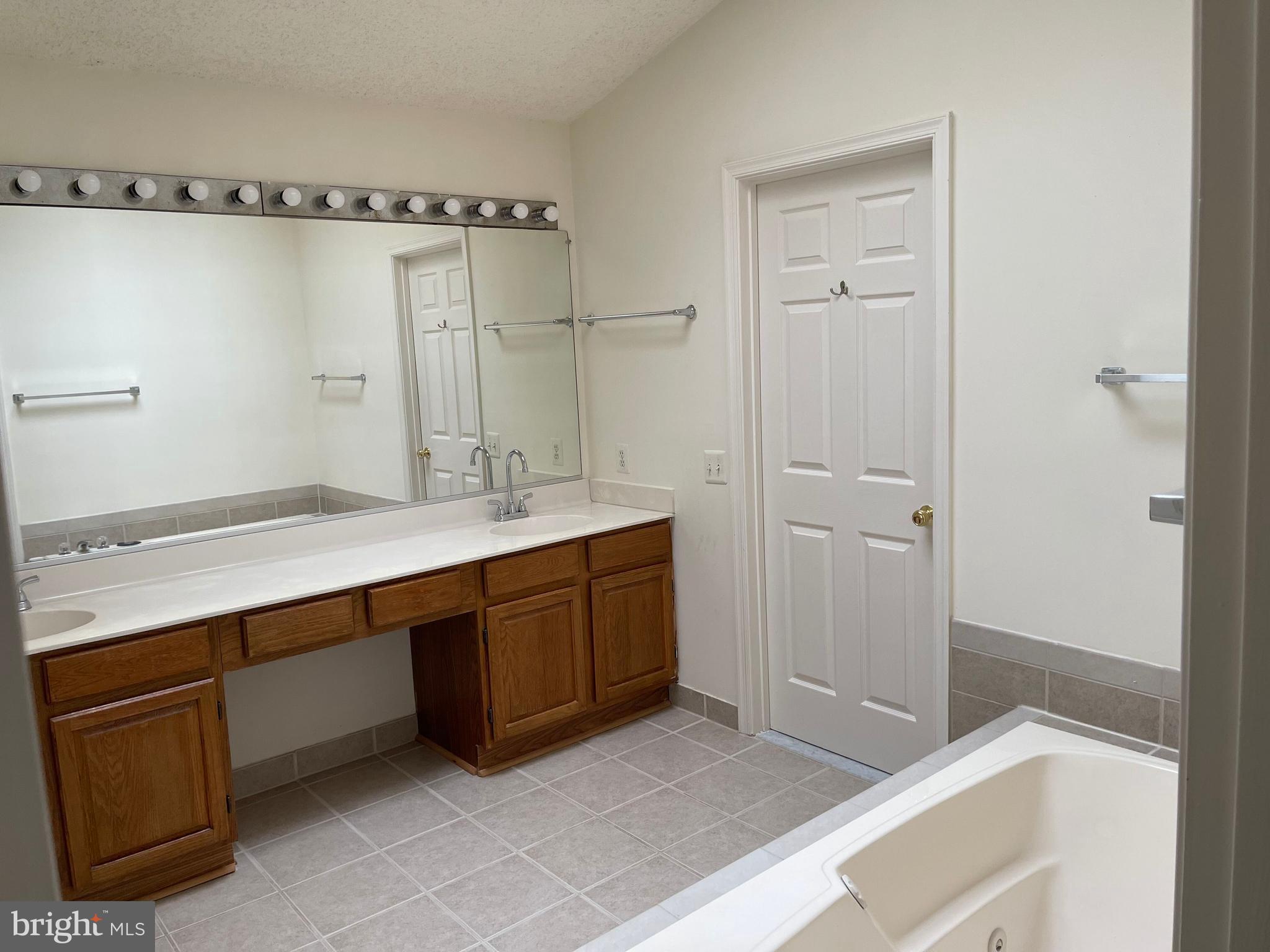 TWIN OAKS FARM - Residential Lease