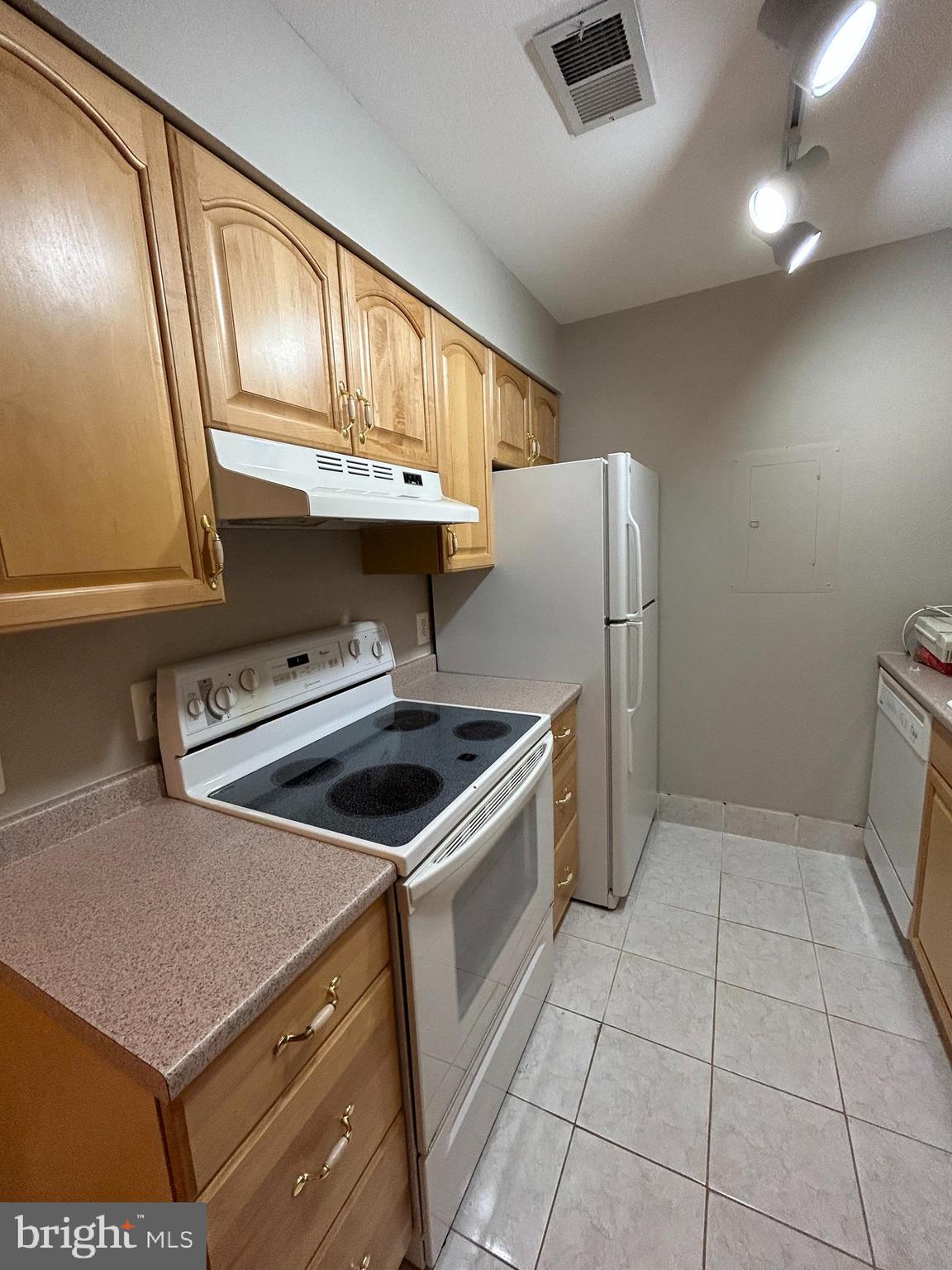 THE GABLES ON TUCKERMAN - Residential