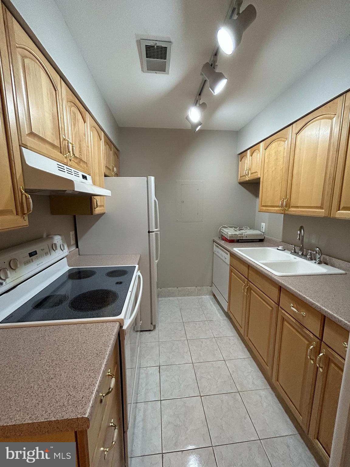 THE GABLES ON TUCKERMAN - Residential