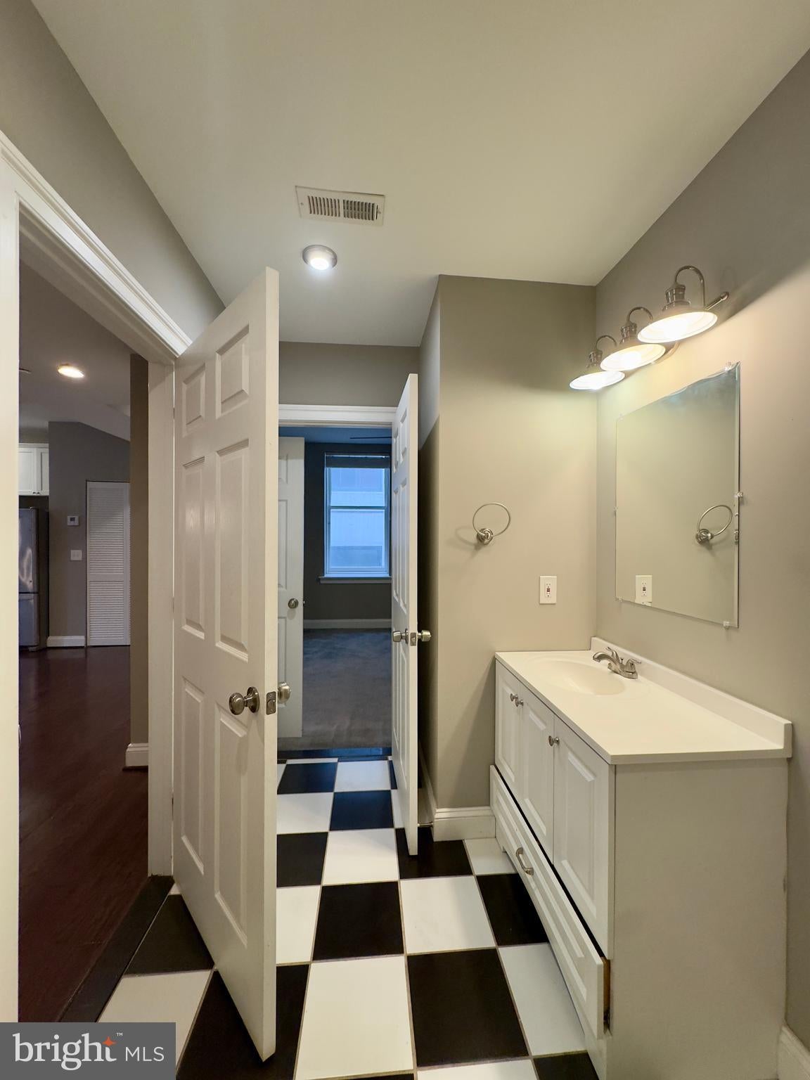 208 E REDWOOD STREET 5D