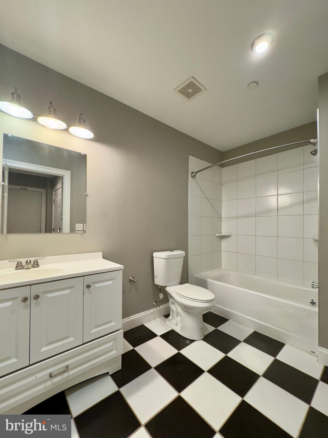 208 E REDWOOD STREET 5D