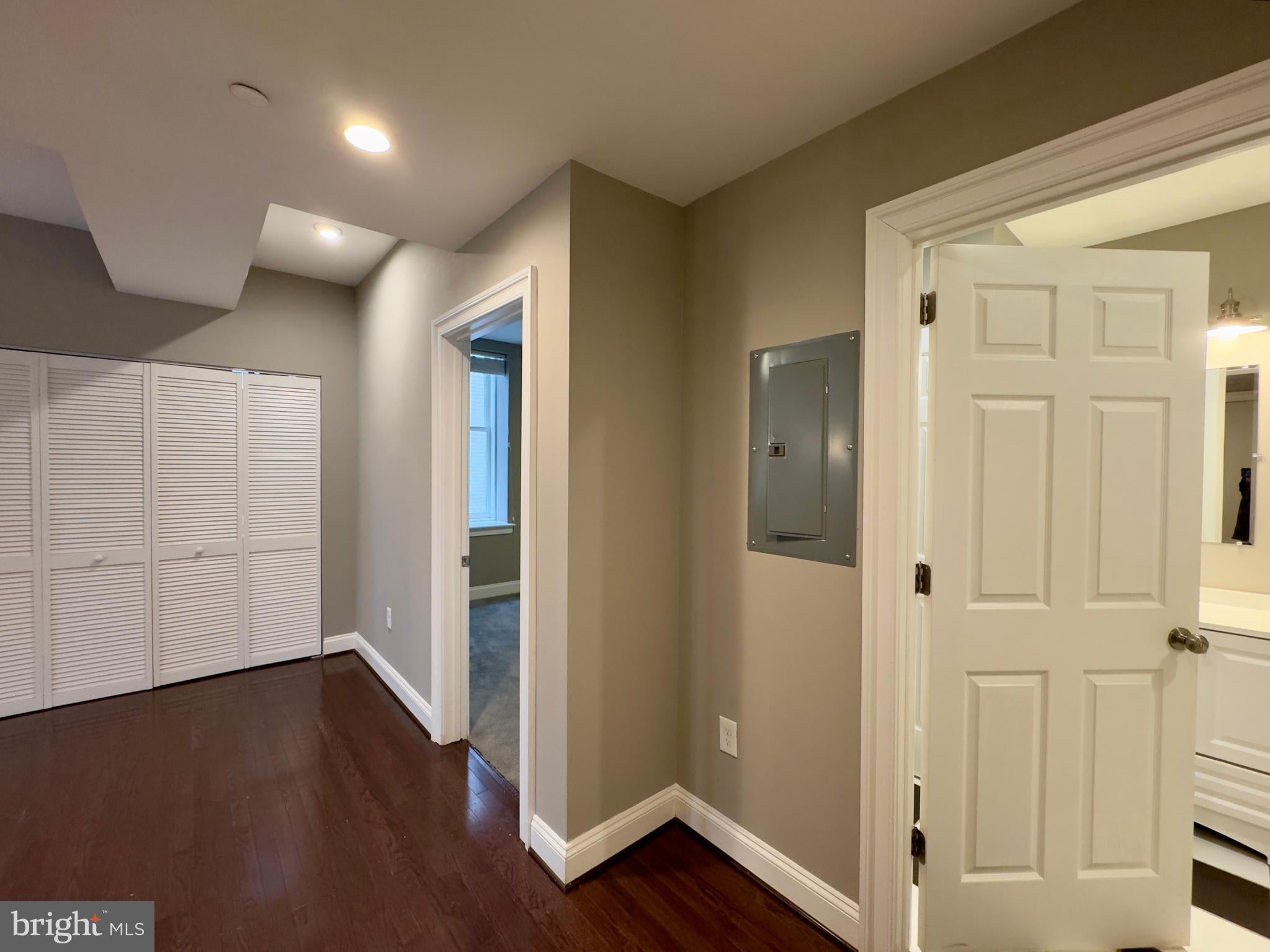 208 E REDWOOD STREET 5D