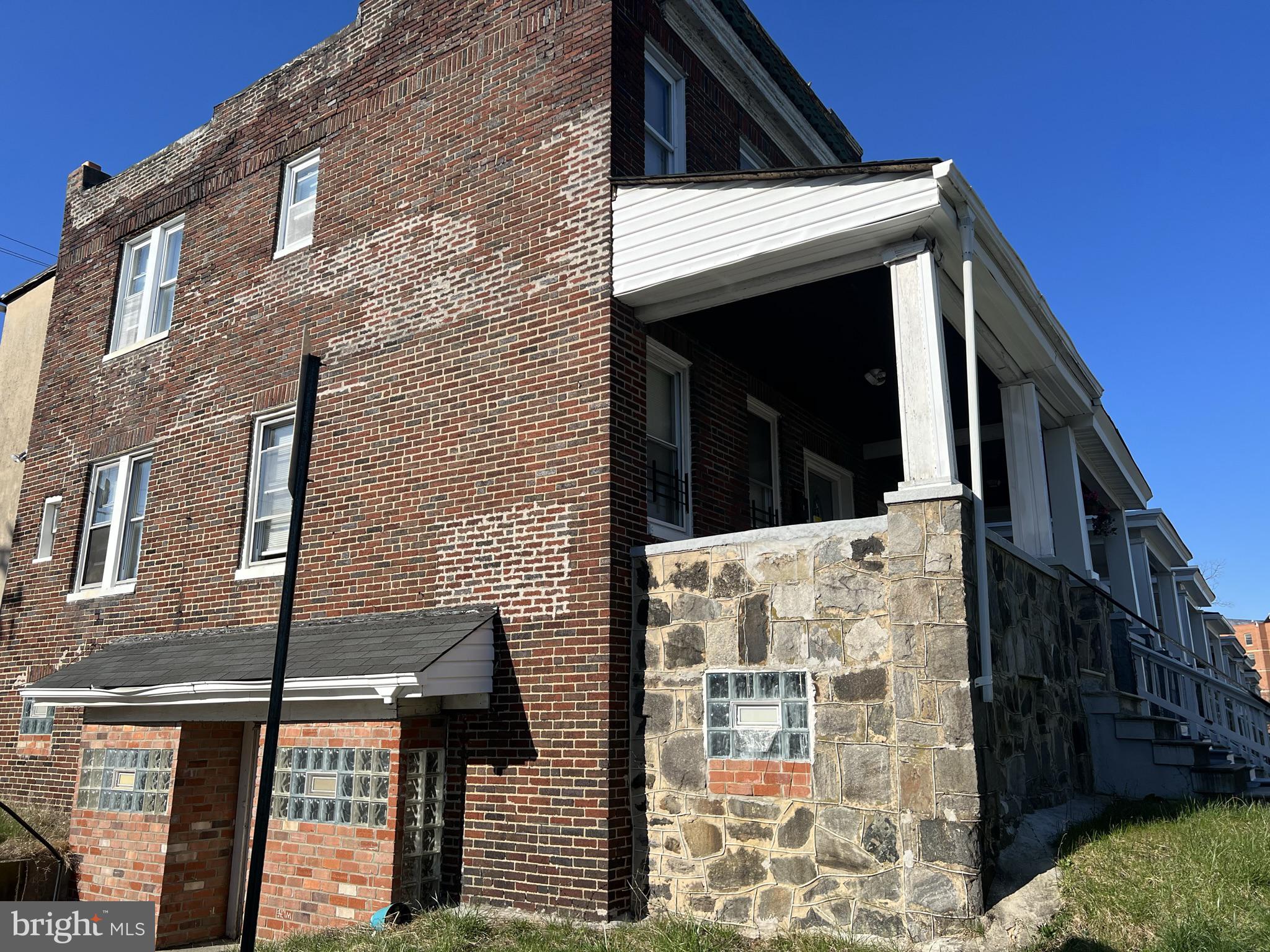 Main image without alt text