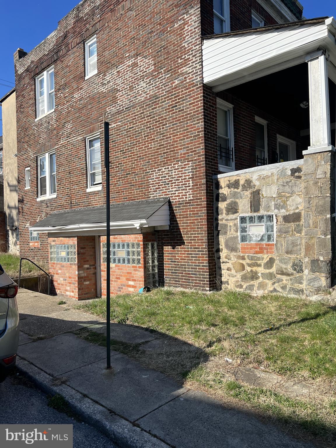 Main image without alt text