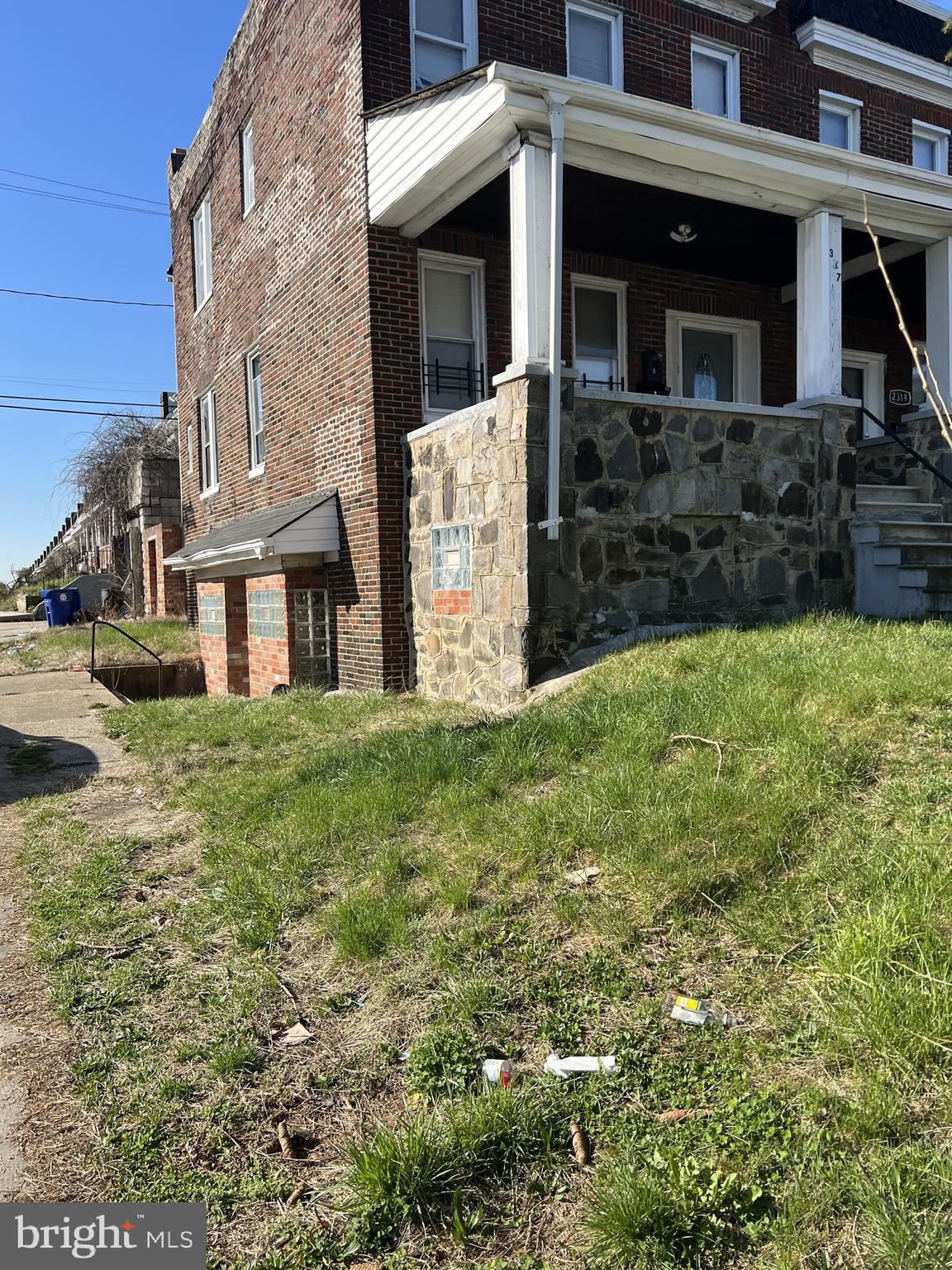 Main image without alt text