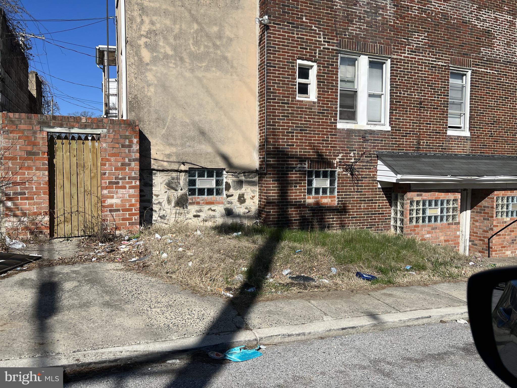 Main image without alt text