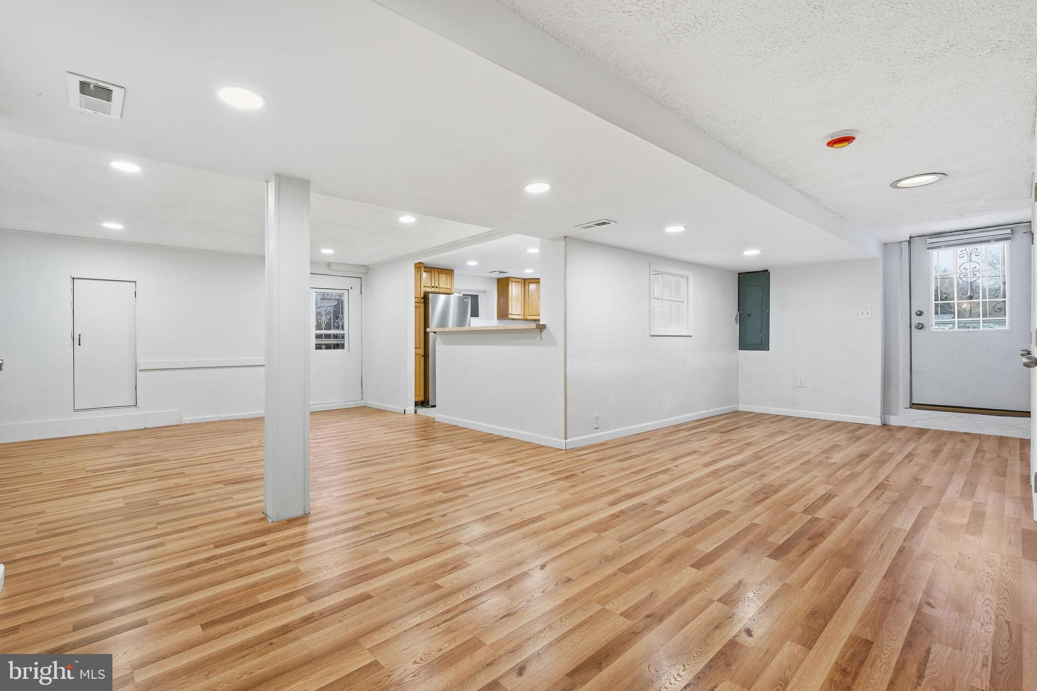 BAUERNSCHMIDT MANOR - Residential Lease