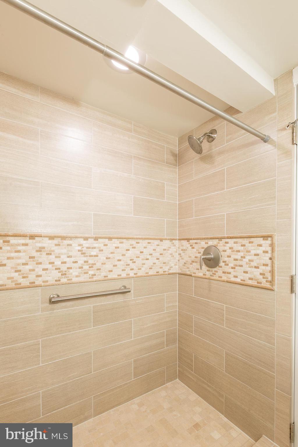 JEFFERSON MANOR - Residential Lease