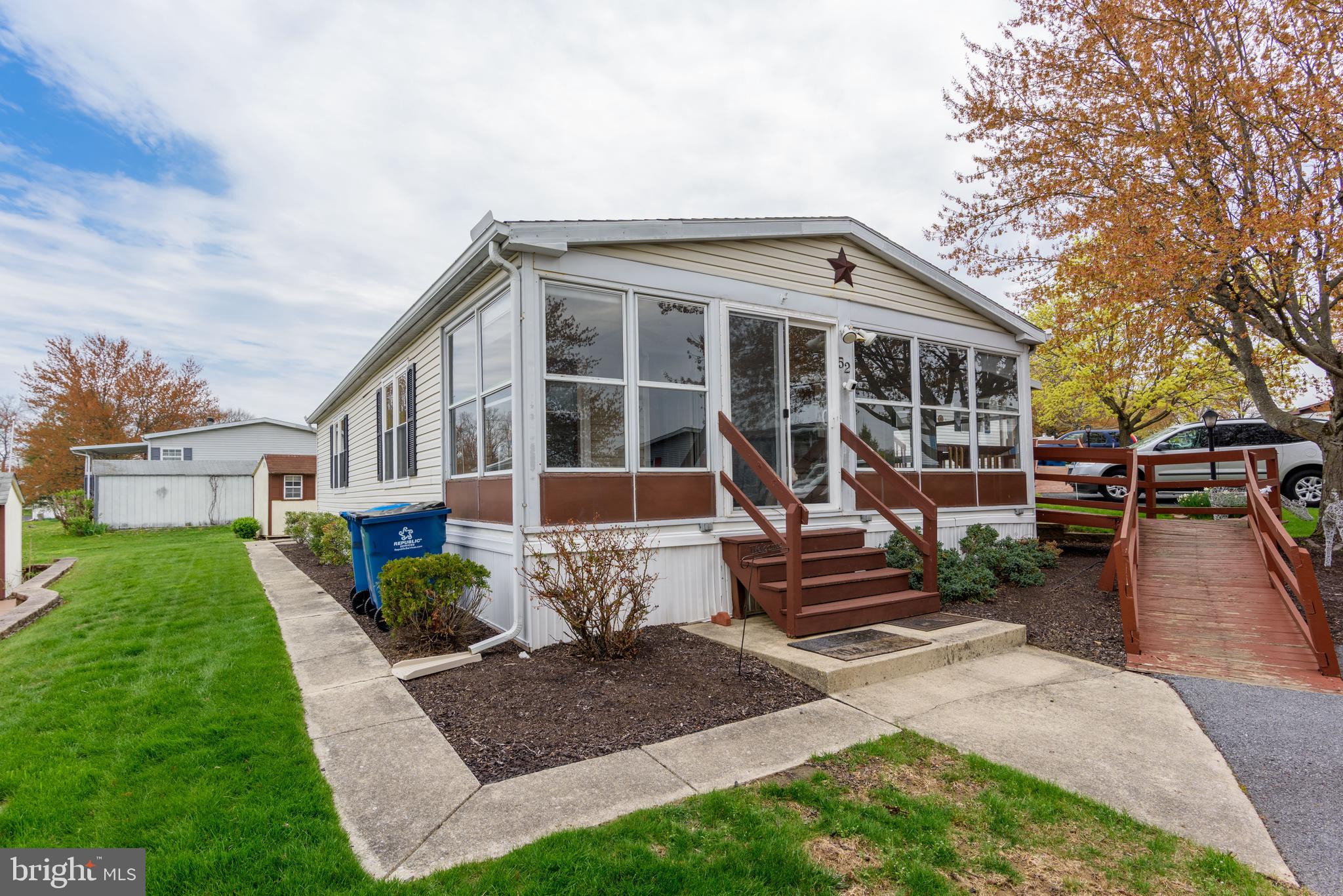 COUNTRY MANOR - Residential