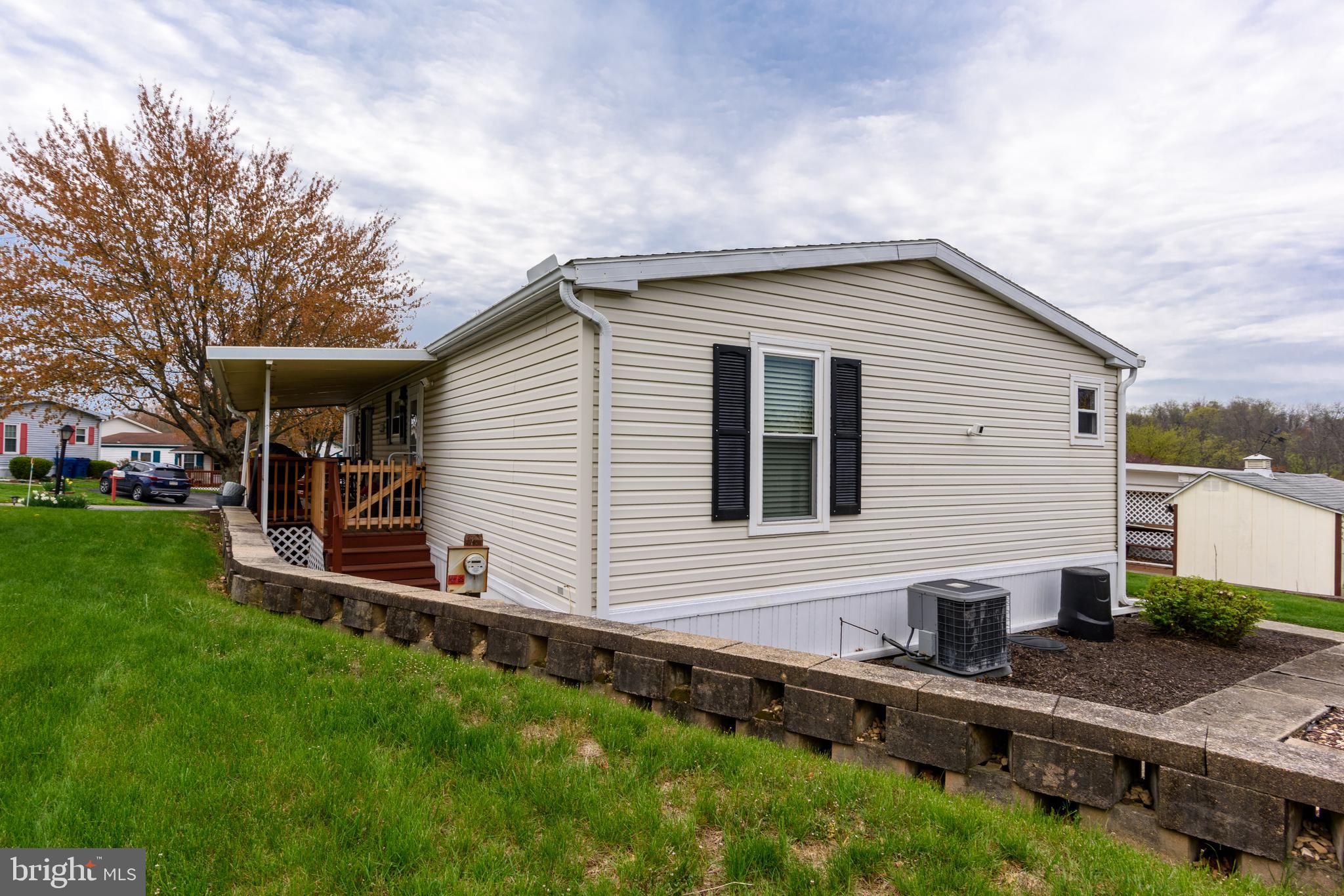 COUNTRY MANOR - Residential