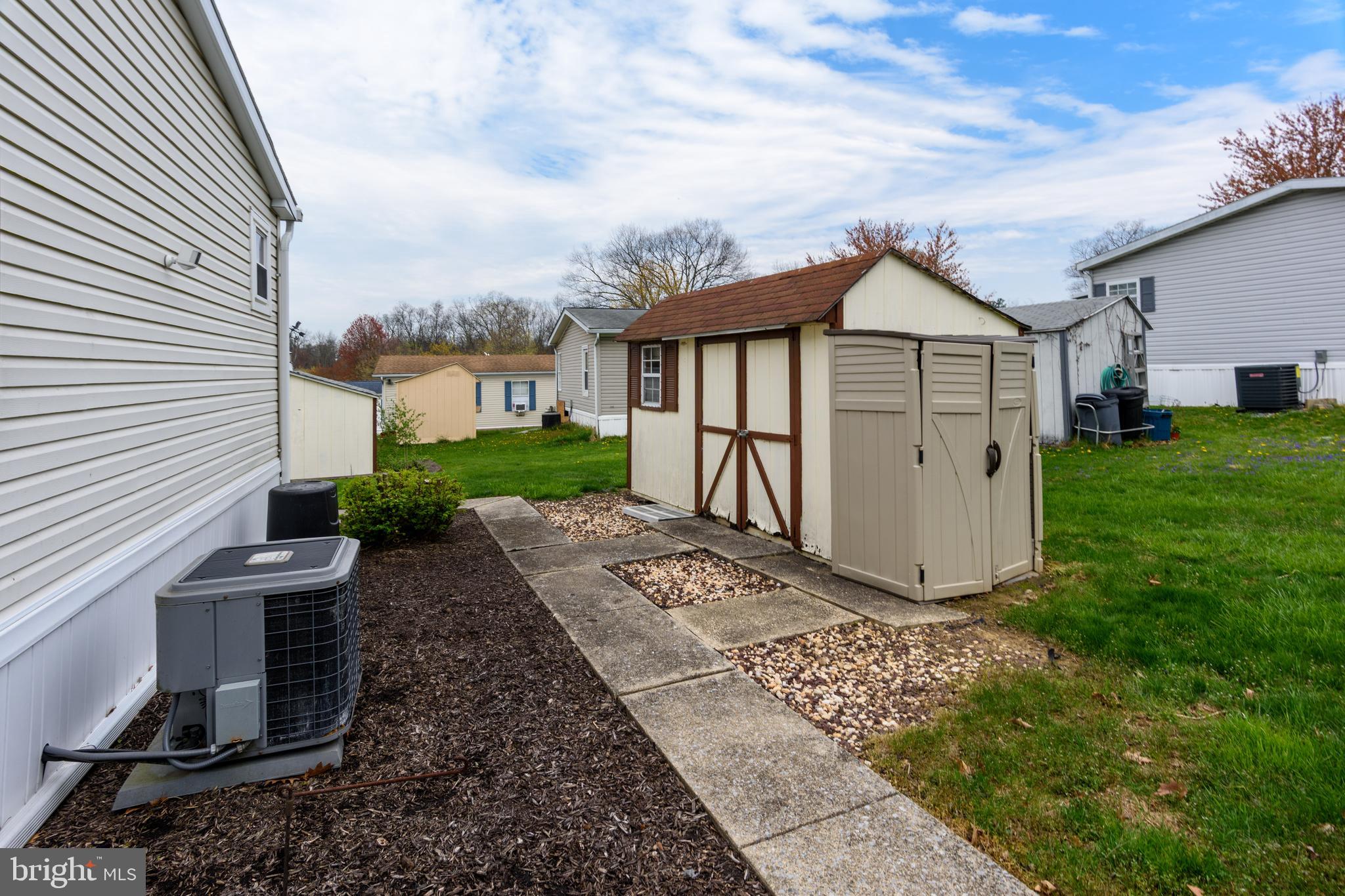 COUNTRY MANOR - Residential