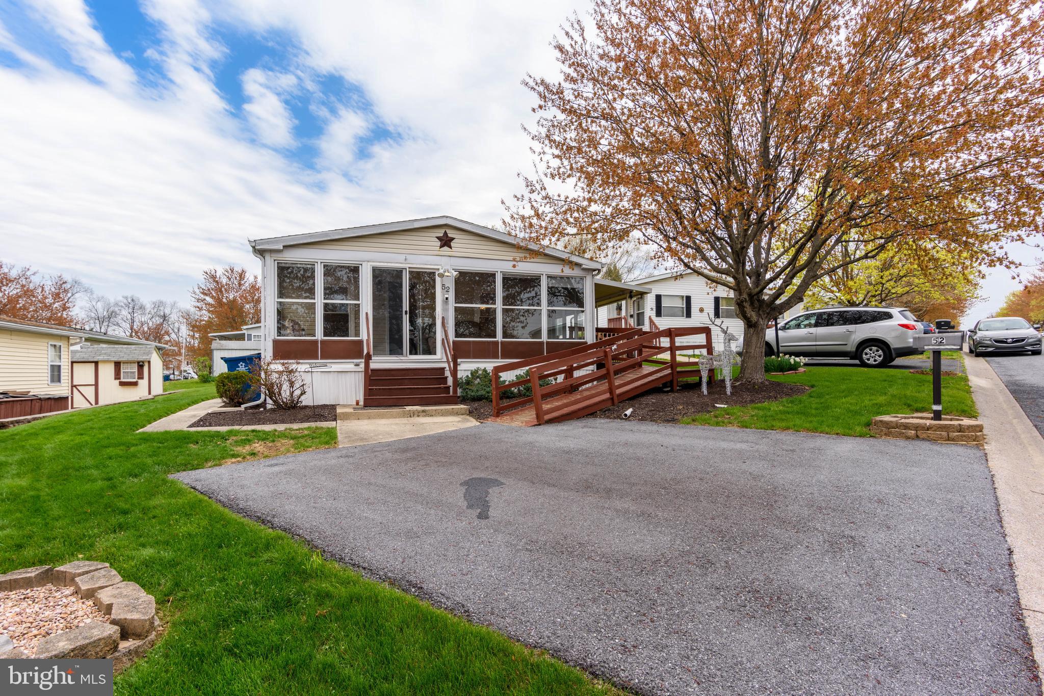 COUNTRY MANOR - Residential