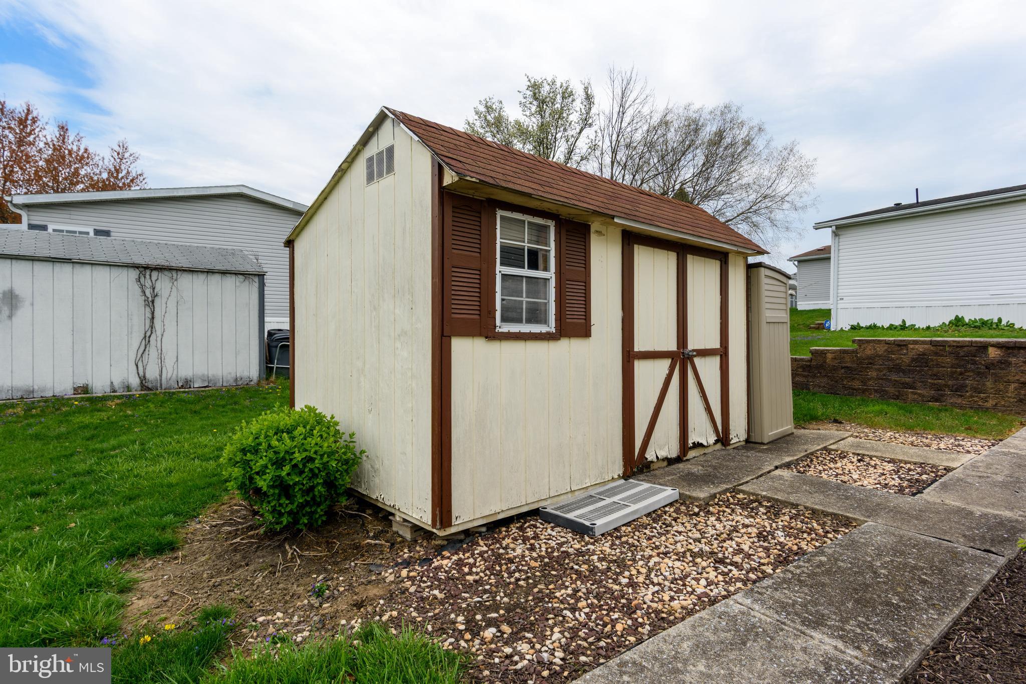 COUNTRY MANOR - Residential