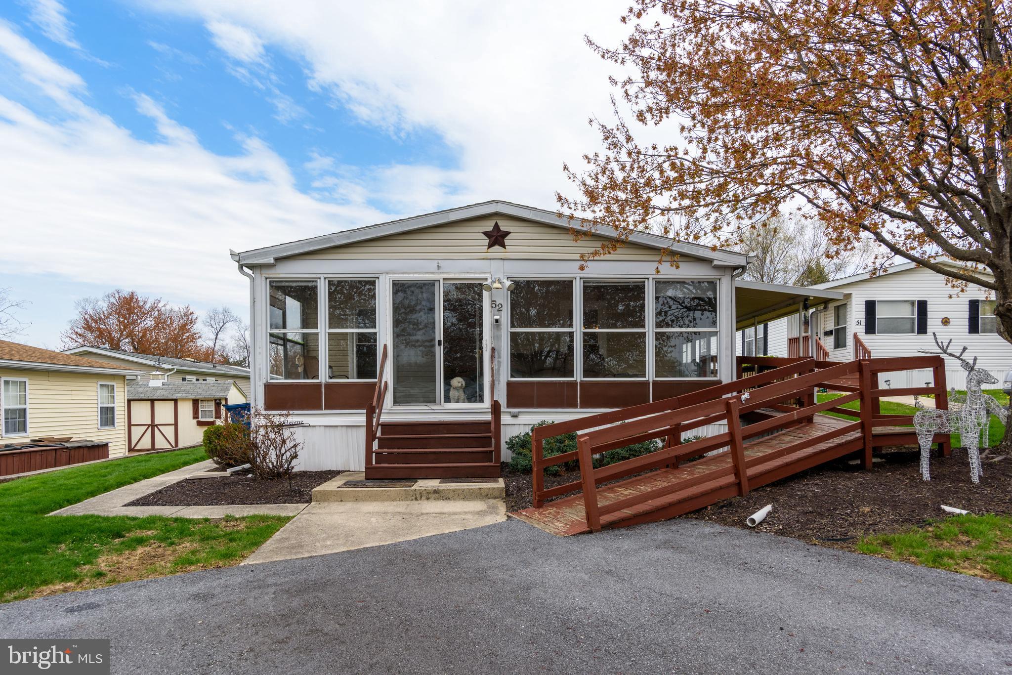 COUNTRY MANOR - Residential