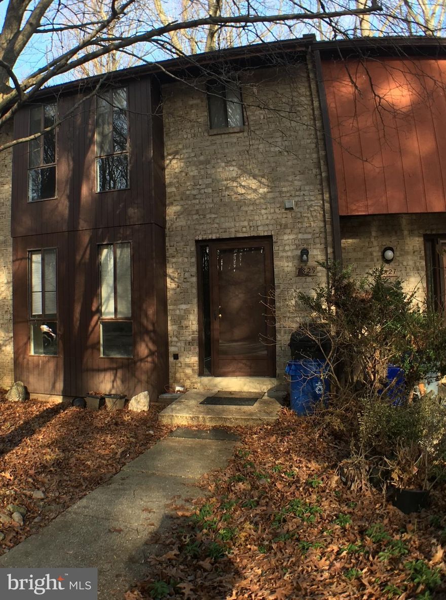 Nice 3 BR, 2.5 bathroom townhouse in quiet community.

This home has a great kitchn, separate dining and step-down living room with a lovely corner fireplace. Main floor has a powder-room. Upstairs you will find a master bedroom with an en-suite bathroom as well as 2 closet. There are 2 other bedrooms in this floor that share a separate full bathroom. Downstairs is a family room in the finished walk-out basement which exits to a patio on the back.
The laundry room is in this level and also includes lots of storage space.

Quiet community close to all amenities and major commute routes. Pets ok on a case-by case basis.

Requirements:
Credit score: 680+
Income: 2.5-3 times rent
No negative rental history
All applicants 18+ MUST apply

**ATTENTION**:
We do not ask people to submit rental applications in order to see properties. Do not submit applications on systems that we do not authorize. Beware of scams!