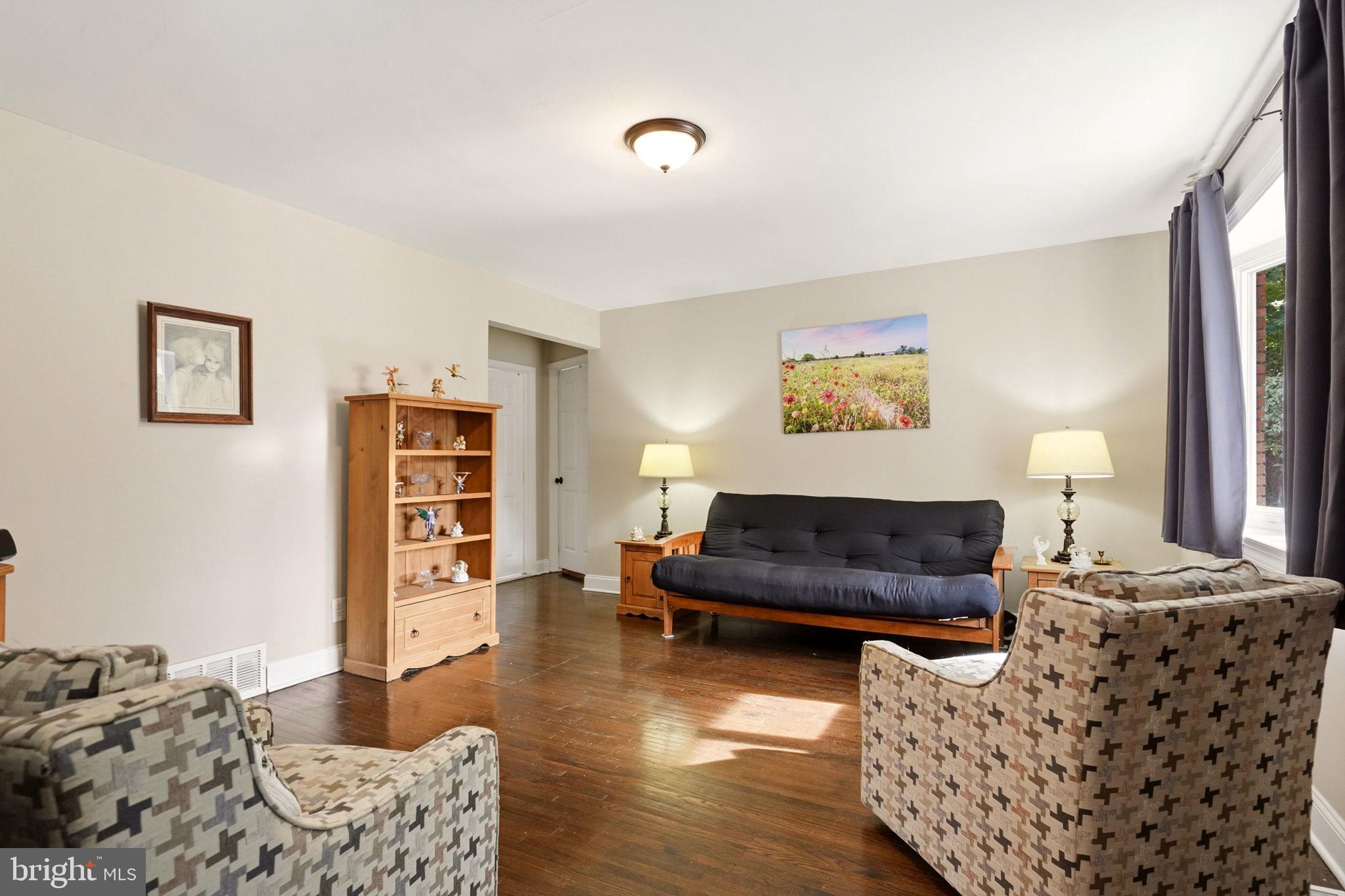 4 N WARWICK ROAD