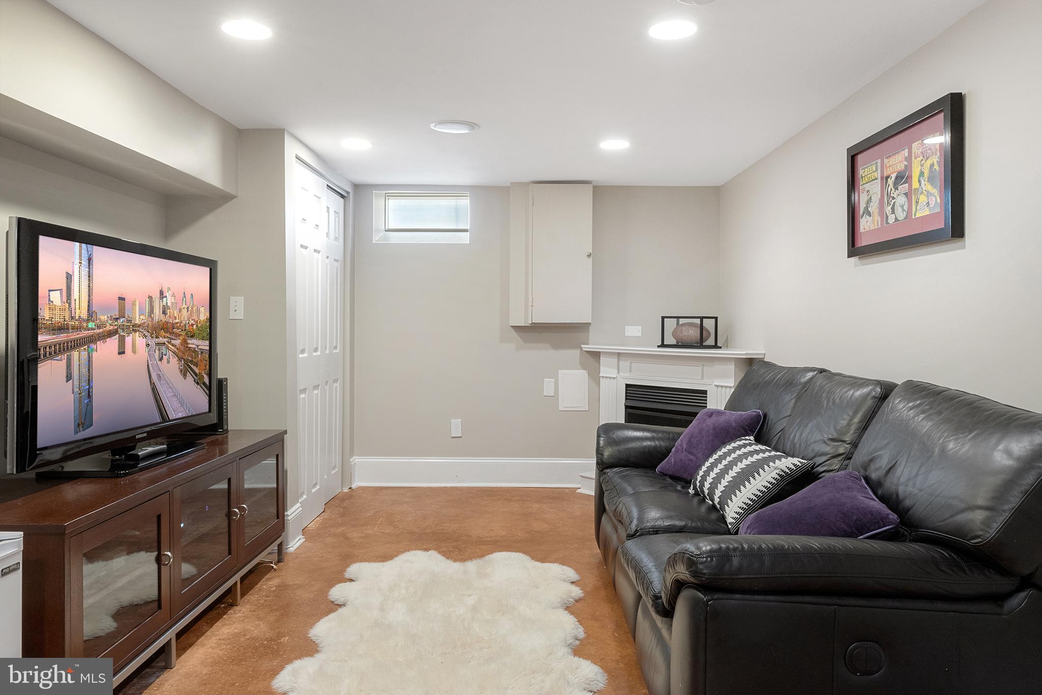 QUEEN VILLAGE - Residential