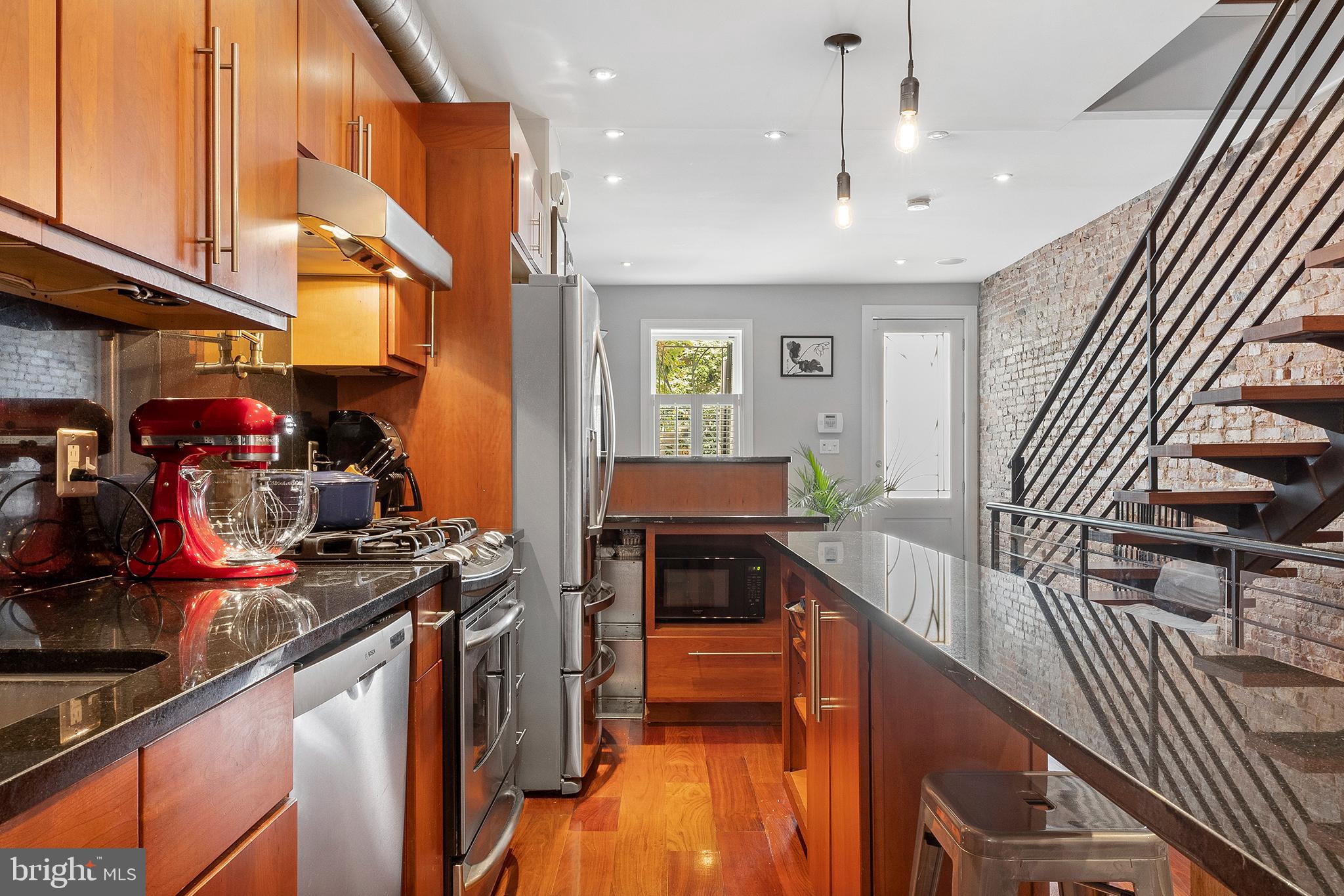 QUEEN VILLAGE - Residential