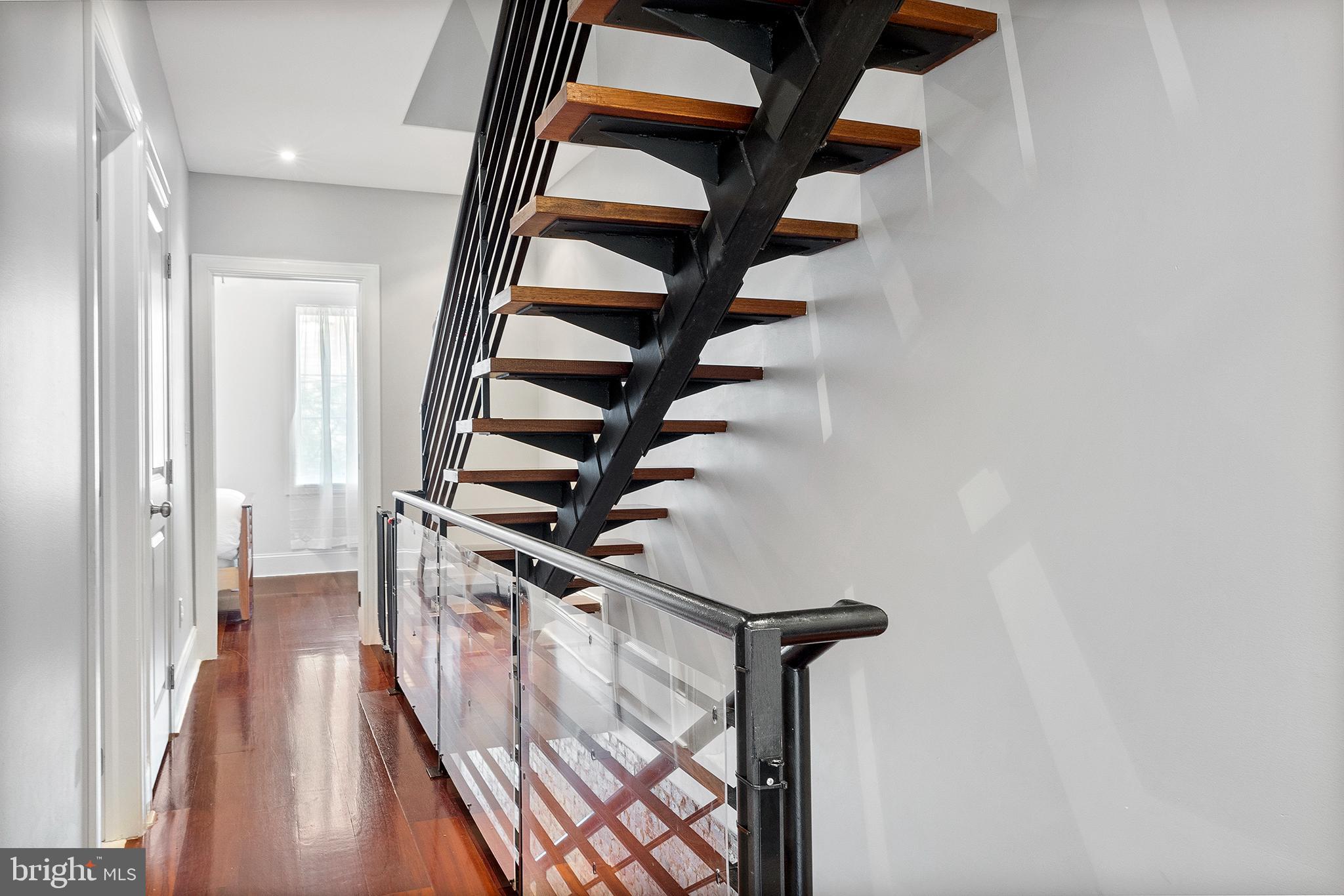 QUEEN VILLAGE - Residential