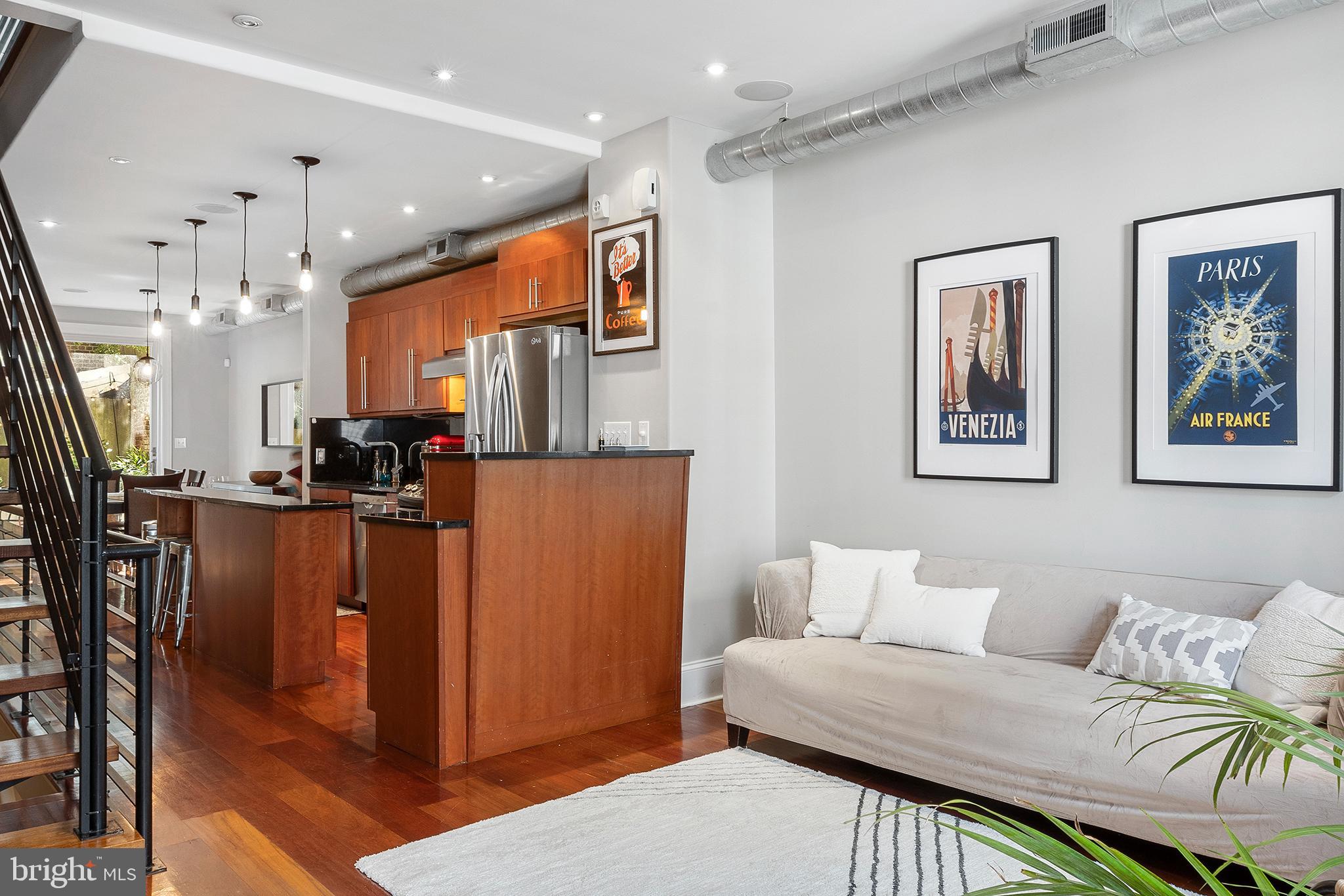 QUEEN VILLAGE - Residential