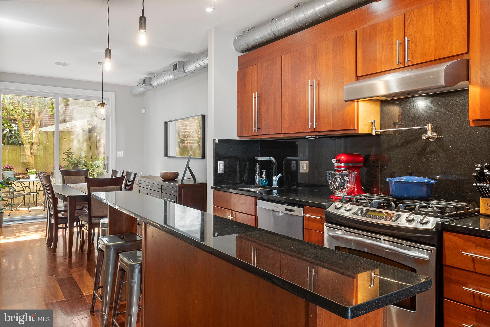 QUEEN VILLAGE - Residential