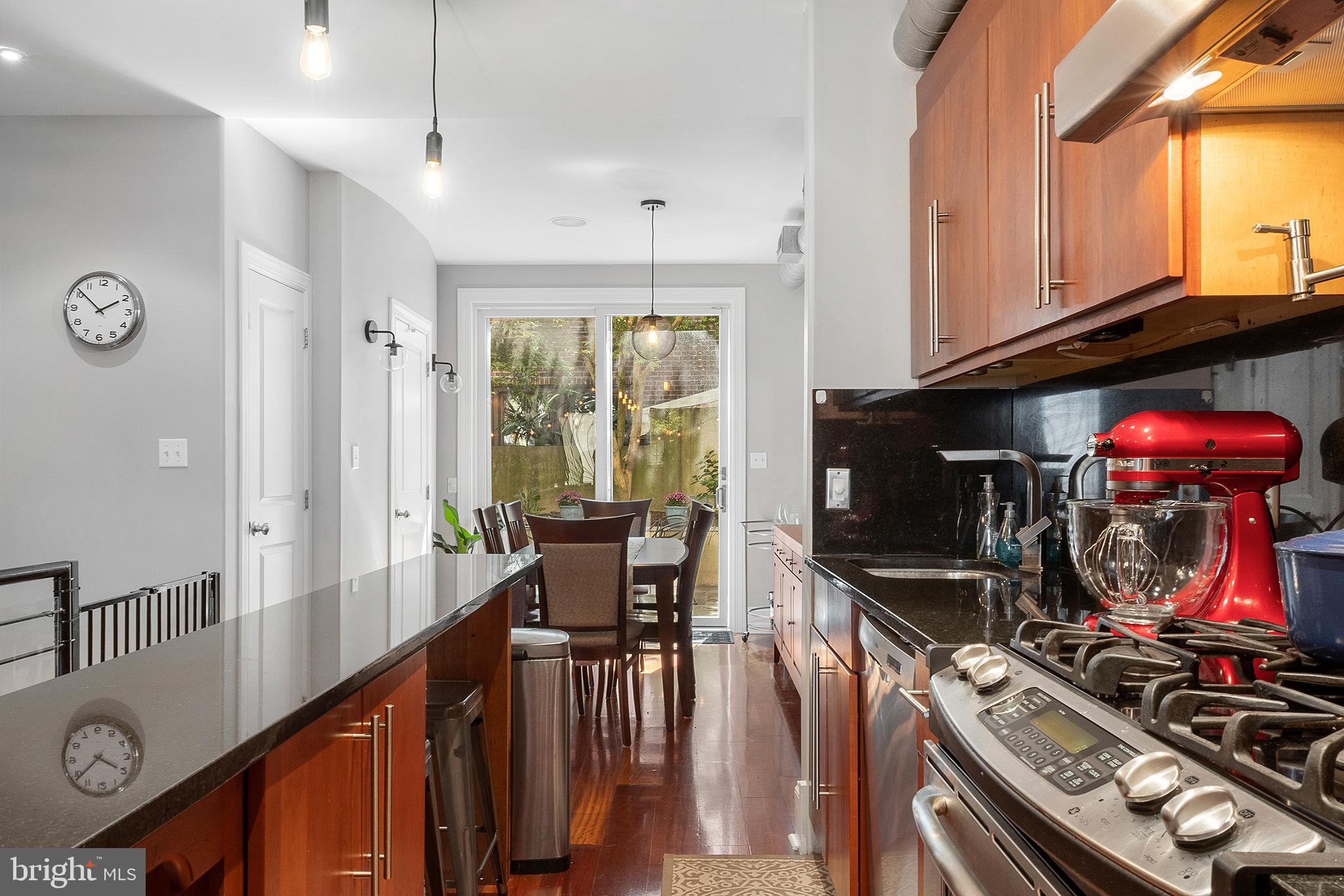 QUEEN VILLAGE - Residential