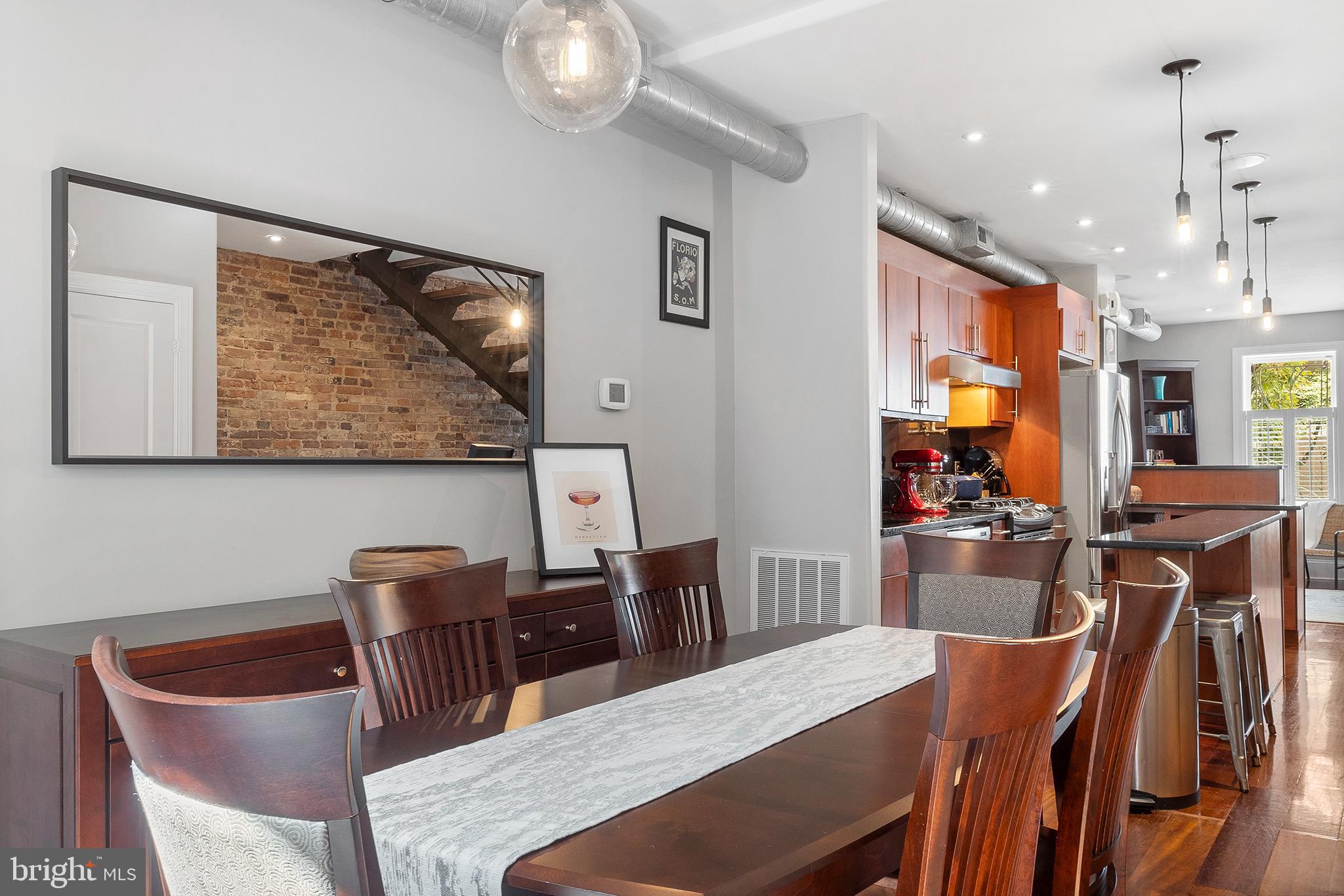 QUEEN VILLAGE - Residential