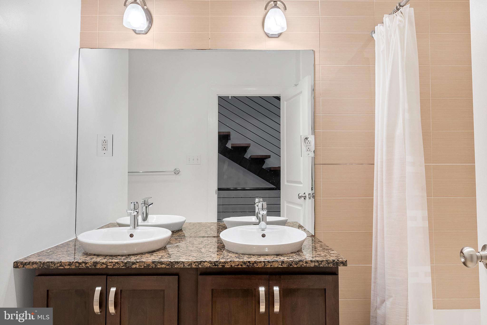 QUEEN VILLAGE - Residential