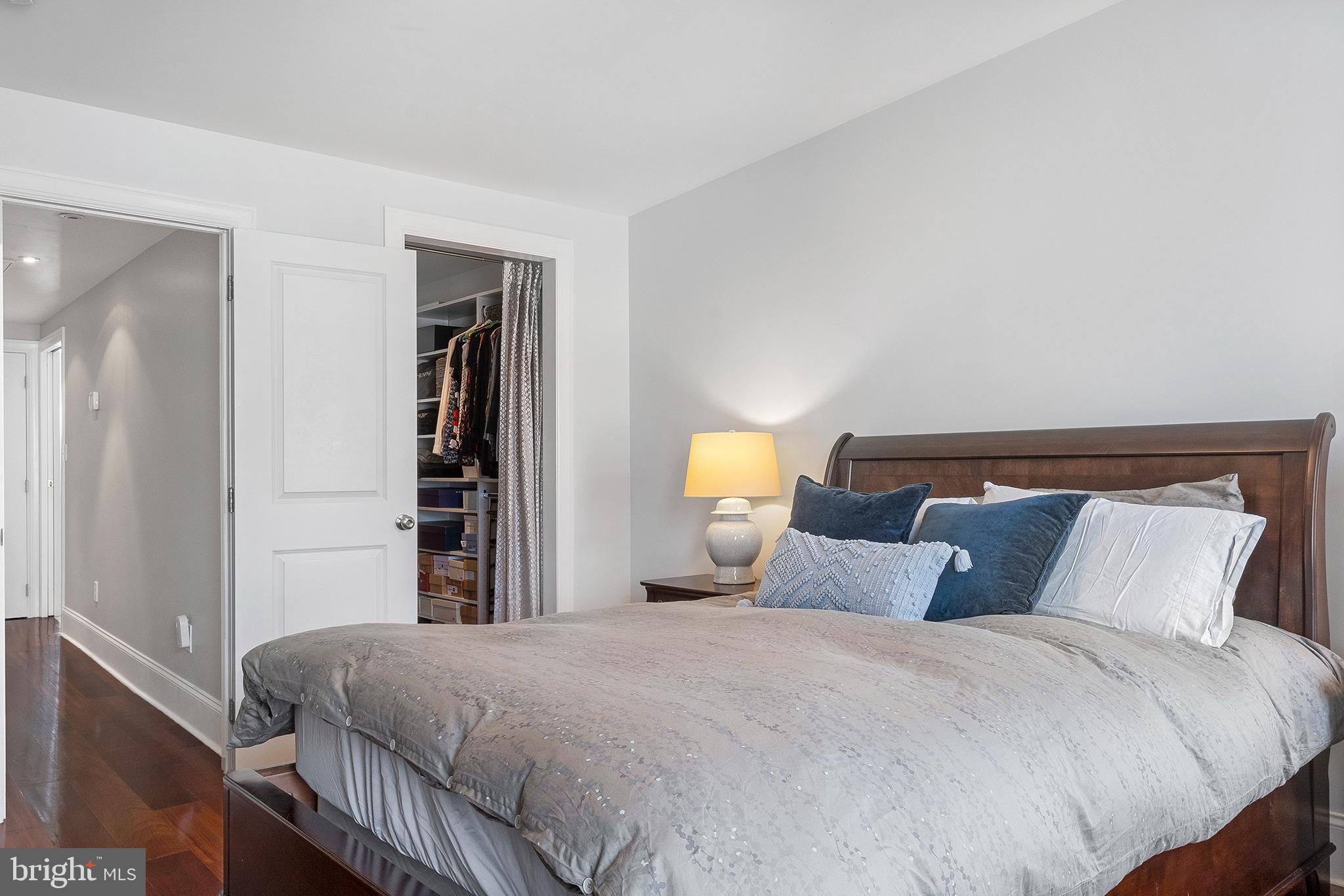 QUEEN VILLAGE - Residential