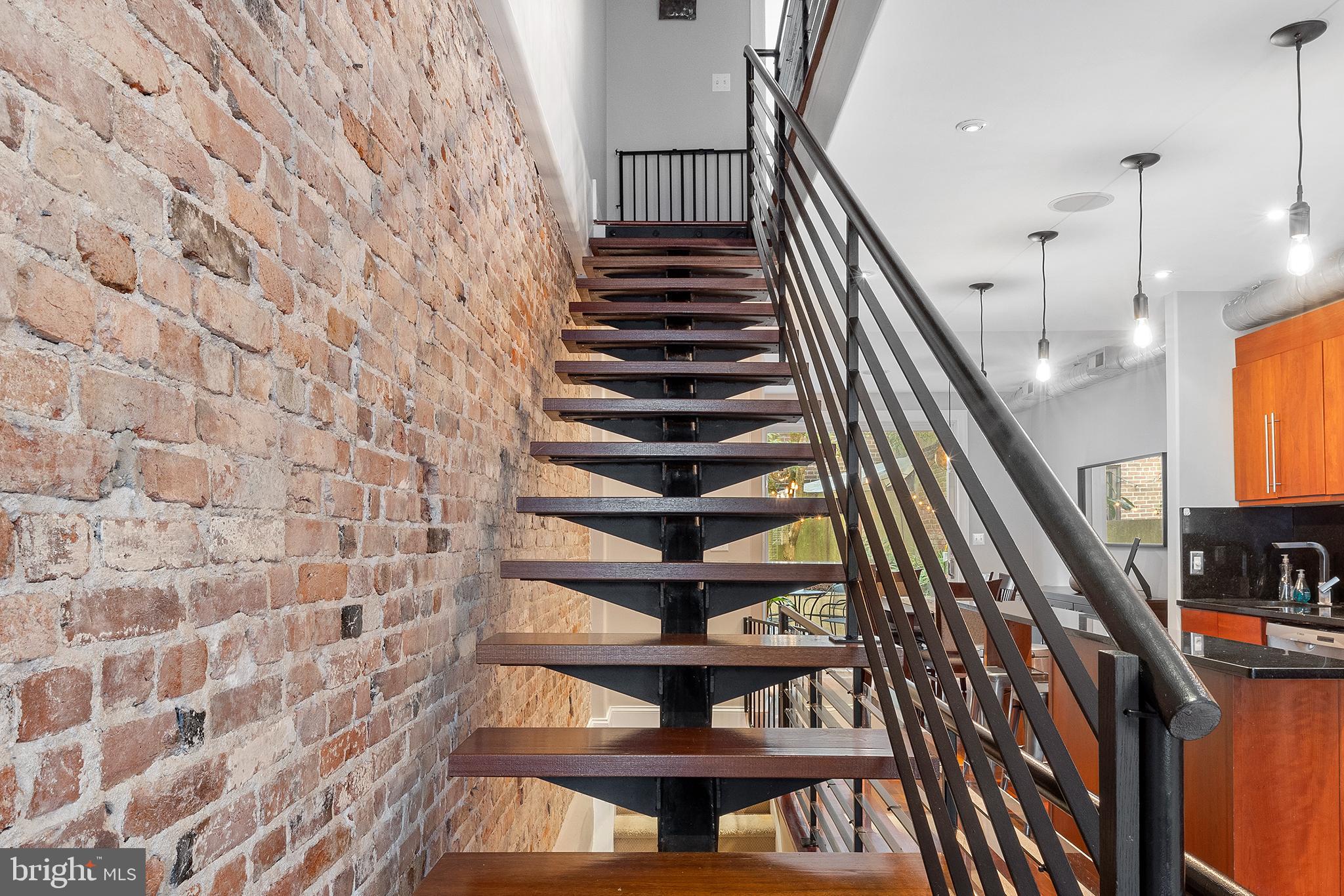 QUEEN VILLAGE - Residential